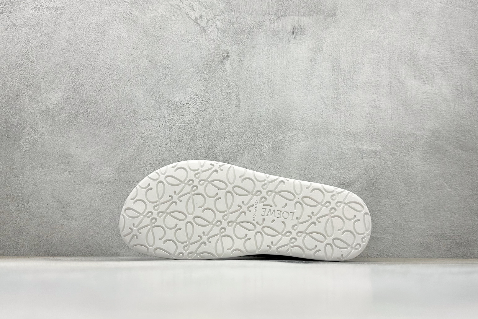 210 S版LOEWE罗意威 Jambo 牛皮革 圆头系带 低帮 板鞋 M816282XBN-2100-Chinese UA Cheap High Quatity Brand Clothes Bags handbags Sneakers wholesale wholesaler seller from China Factory suppliers Fashion Clothing Shoes best Quality Beautiful Price 210 S版LOEWE罗意威 Jambo 牛皮革 圆头系带 低帮 板鞋 M816282XBN-2100