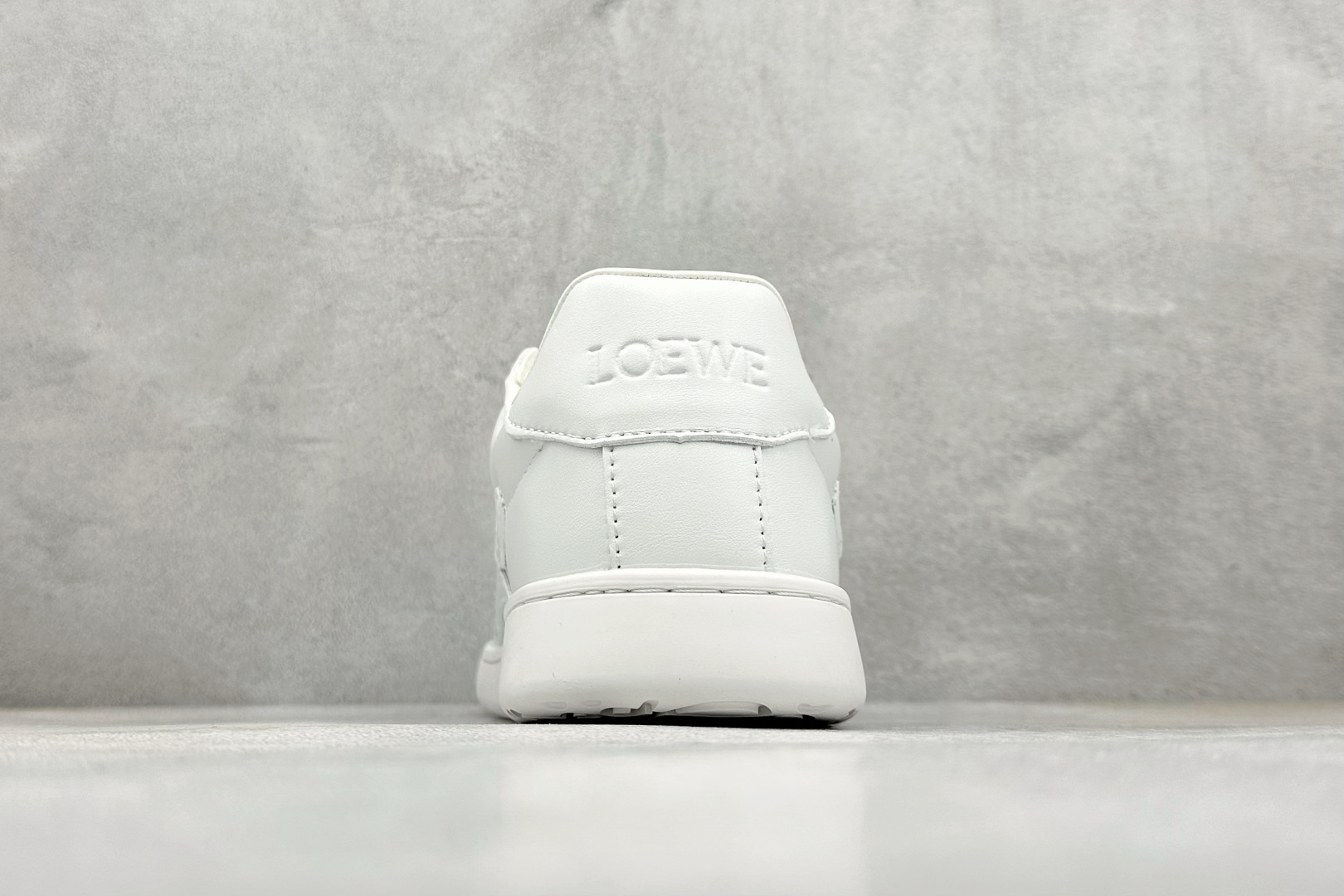 210 S版LOEWE罗意威 Jambo 牛皮革 圆头系带 低帮 板鞋 M816282XBN-2100-Chinese UA Cheap High Quatity Brand Clothes Bags handbags Sneakers wholesale wholesaler seller from China Factory suppliers Fashion Clothing Shoes best Quality Beautiful Price 210 S版LOEWE罗意威 Jambo 牛皮革 圆头系带 低帮 板鞋 M816282XBN-2100