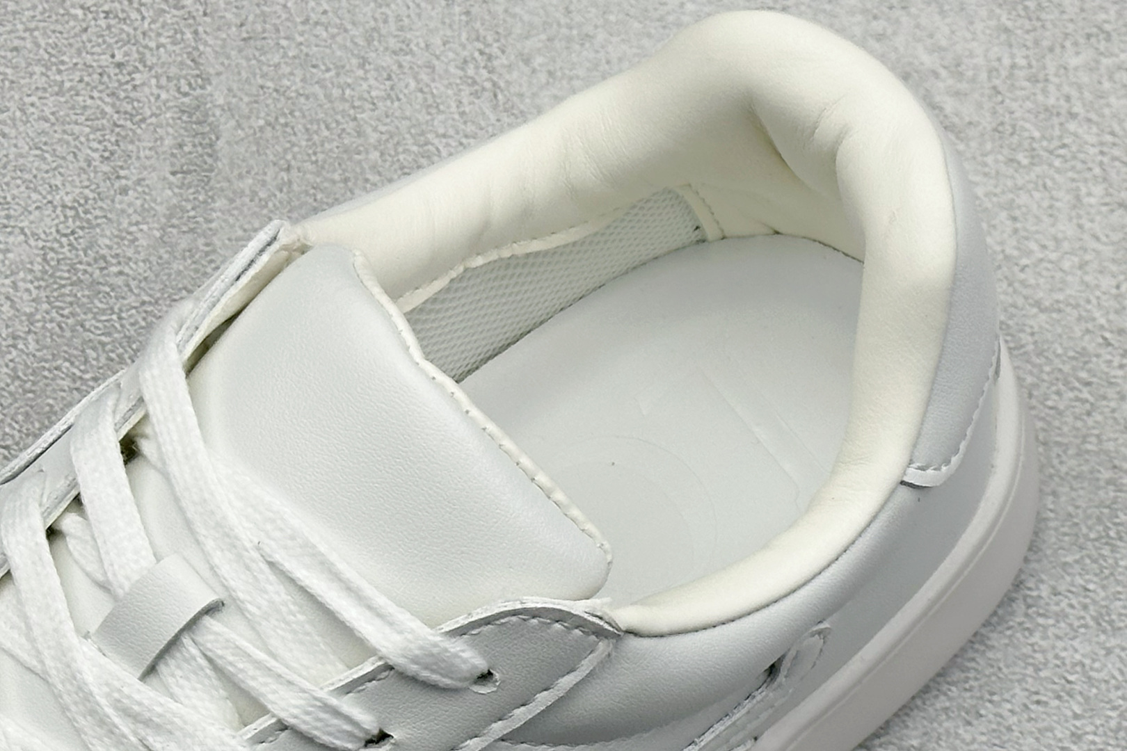 210 S版LOEWE罗意威 Jambo 牛皮革 圆头系带 低帮 板鞋 M816282XBN-2100-Chinese UA Cheap High Quatity Brand Clothes Bags handbags Sneakers wholesale wholesaler seller from China Factory suppliers Fashion Clothing Shoes best Quality Beautiful Price 210 S版LOEWE罗意威 Jambo 牛皮革 圆头系带 低帮 板鞋 M816282XBN-2100