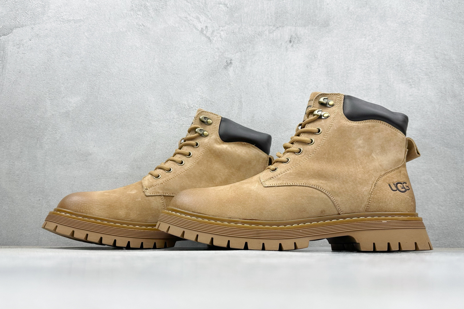 320 UGG Tasman Weather Hybrid 塔斯曼混合系列中帮轻量休闲马丁靴 U5666M