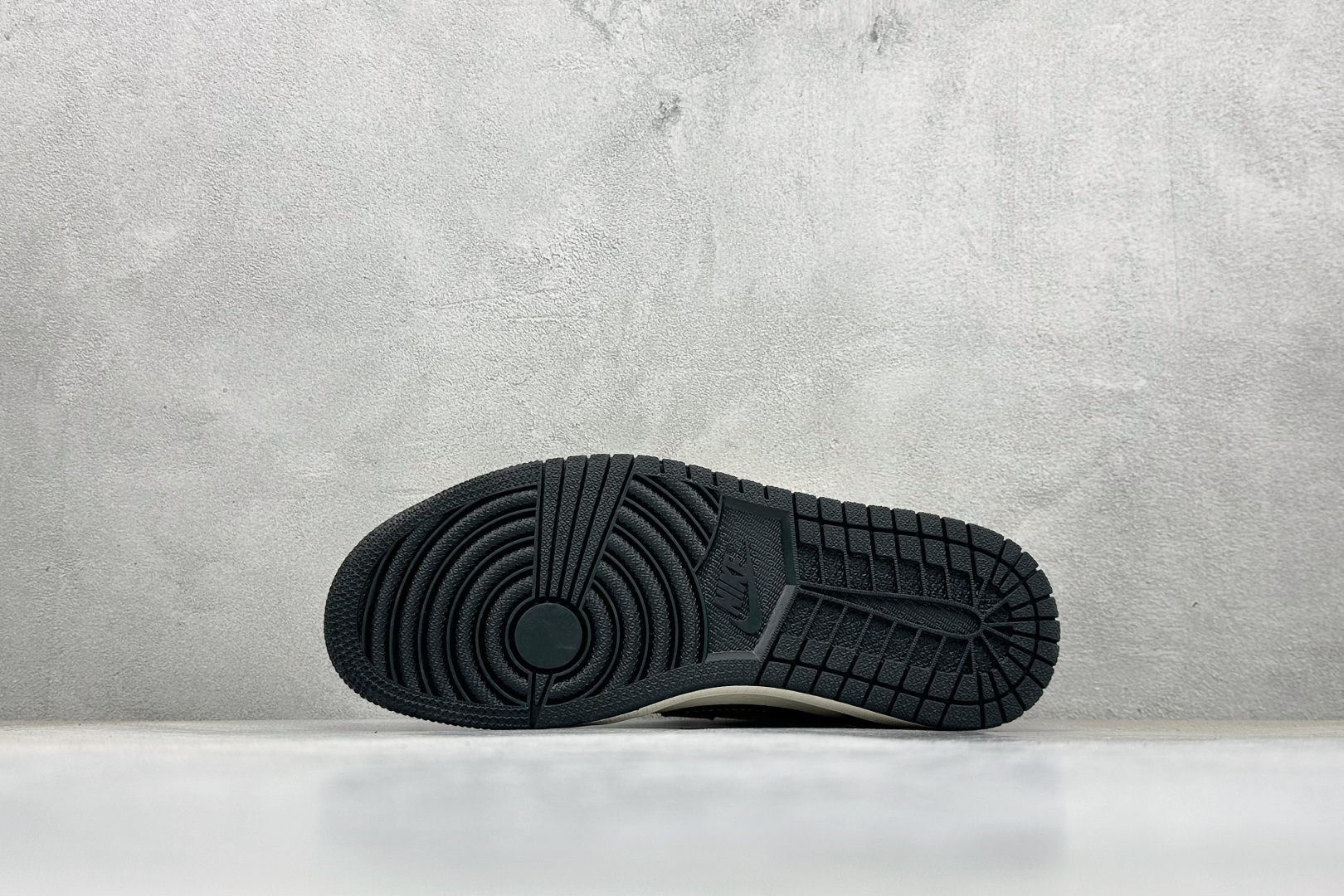 Nike Jordan Air Jordan 1 “NIKE联名——飞人米黑勾” 高端定制 乔丹低帮休闲板鞋 DD7866-105