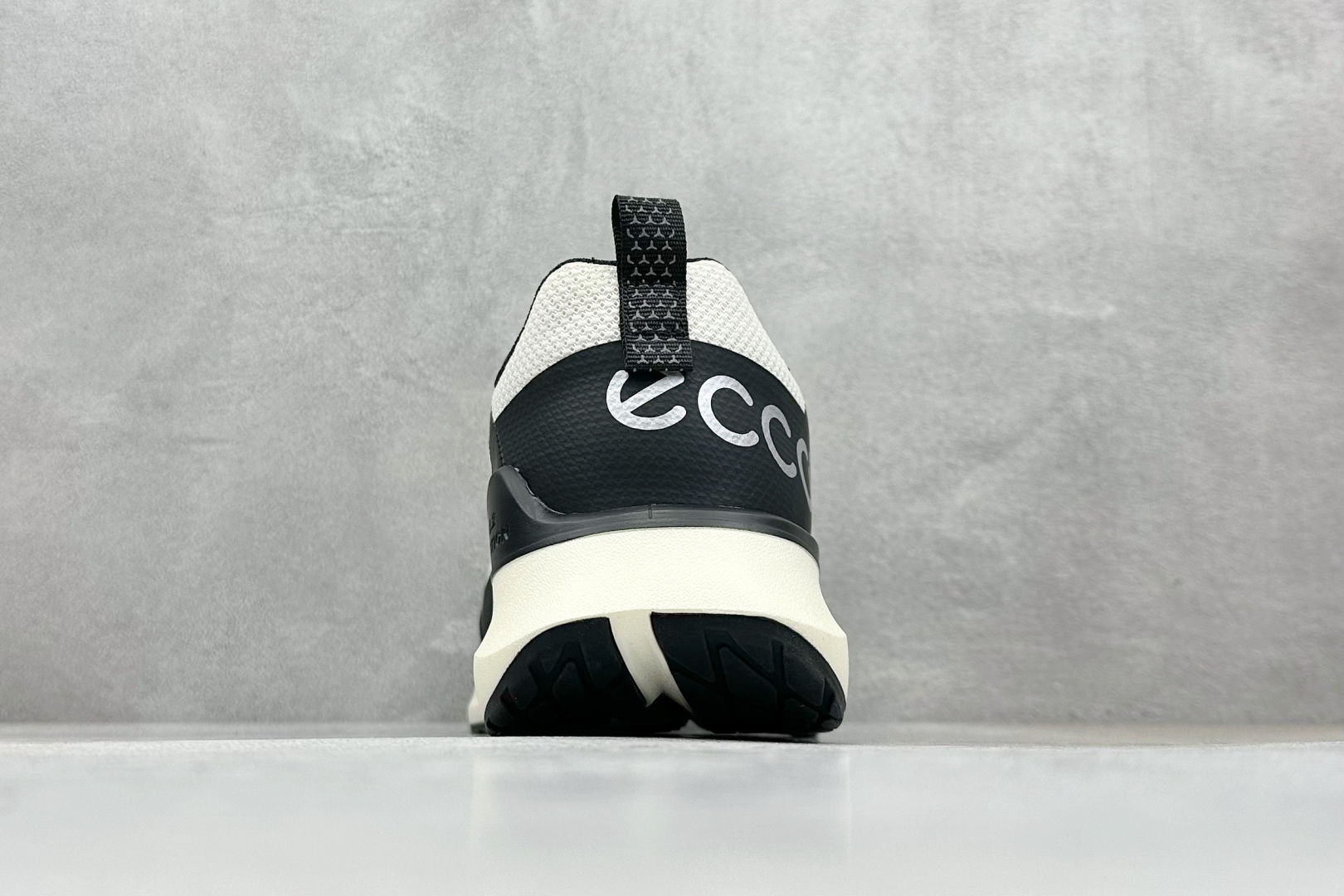 280 ECCO爱步休闲鞋 25年新款时尚经典百搭板鞋 875825 尺码：39-44 编码：39
