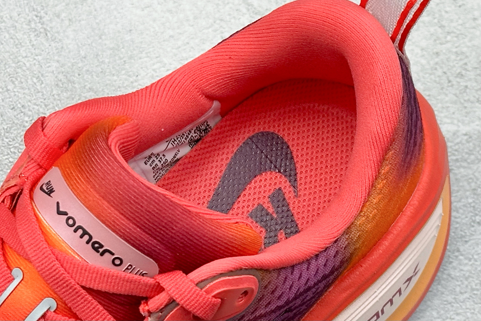 Nike Air Zoom Vomero Plus 耐克网面厚底气垫跑鞋 IH2091-800-莆田鞋,莆田鞋货源,高仿鞋,高仿鞋货源,安福档口,莆田高仿鞋,莆田鞋批发,高仿鞋批发,莆田高仿运动鞋,高仿运动鞋,莆田运动鞋 Nike Air Zoom Vomero Plus 耐克网面厚底气垫跑鞋 IH2091-800