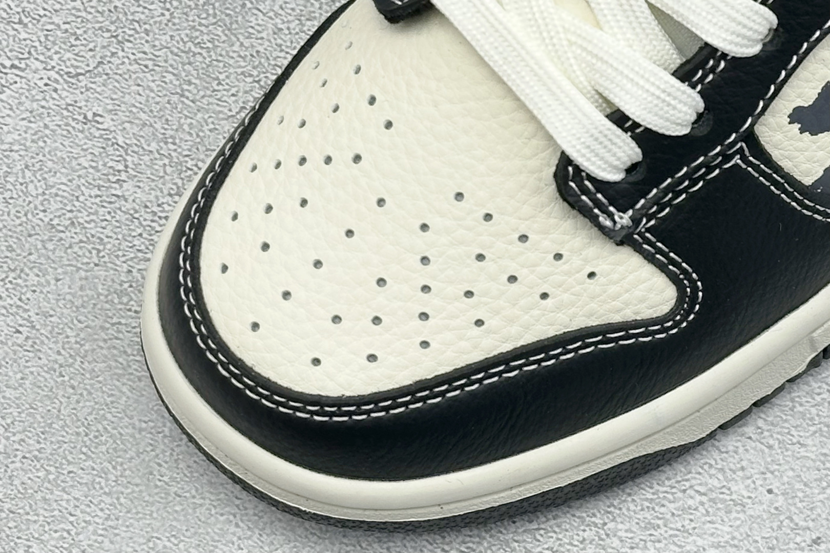 280 Nike SB Dunk Low“巴黎世家联名------米白黑红印花” 高端定制 低帮休闲板鞋 DS6608-016