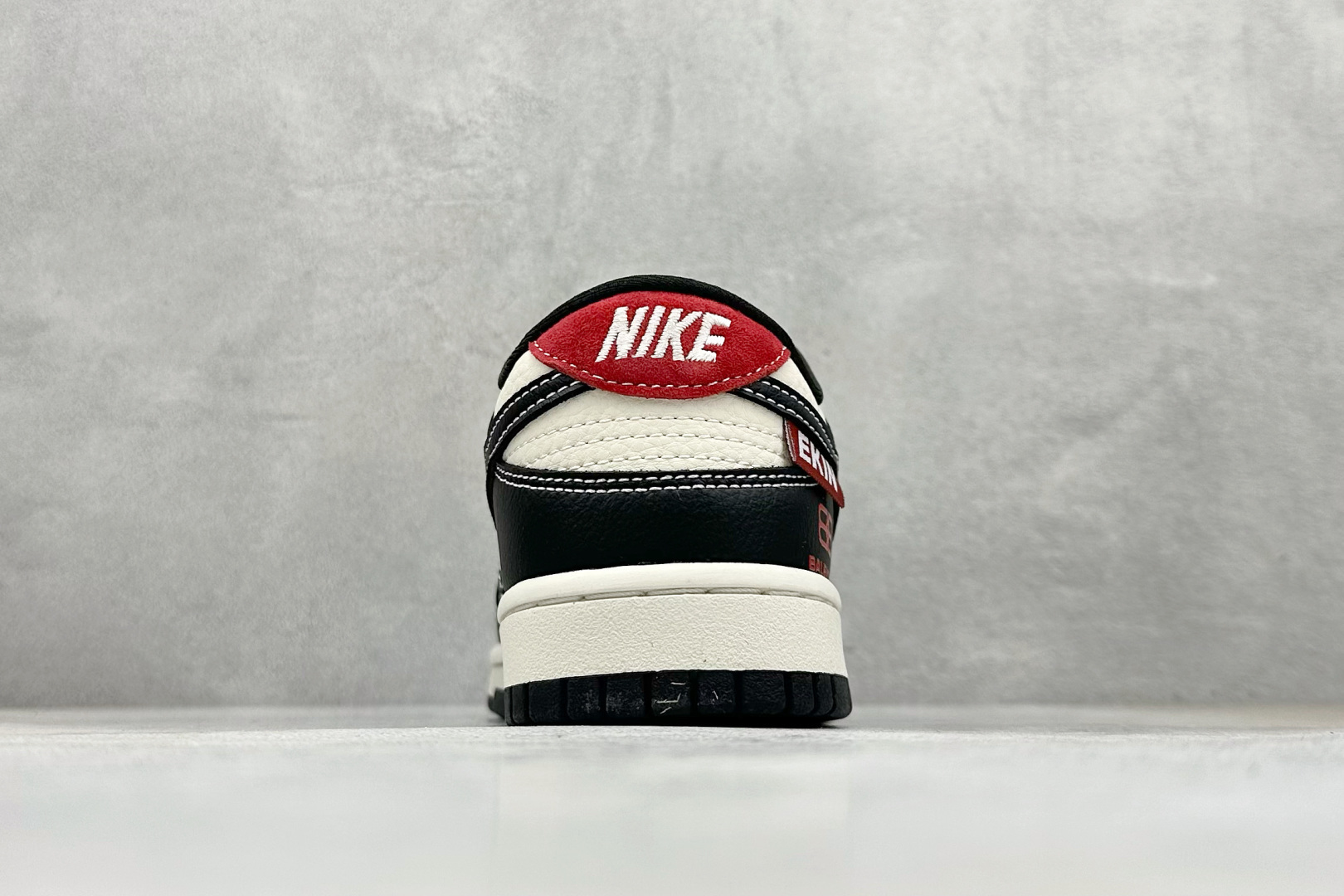 280 Nike SB Dunk Low“巴黎世家联名------米白黑红印花” 高端定制 低帮休闲板鞋 DS6608-016