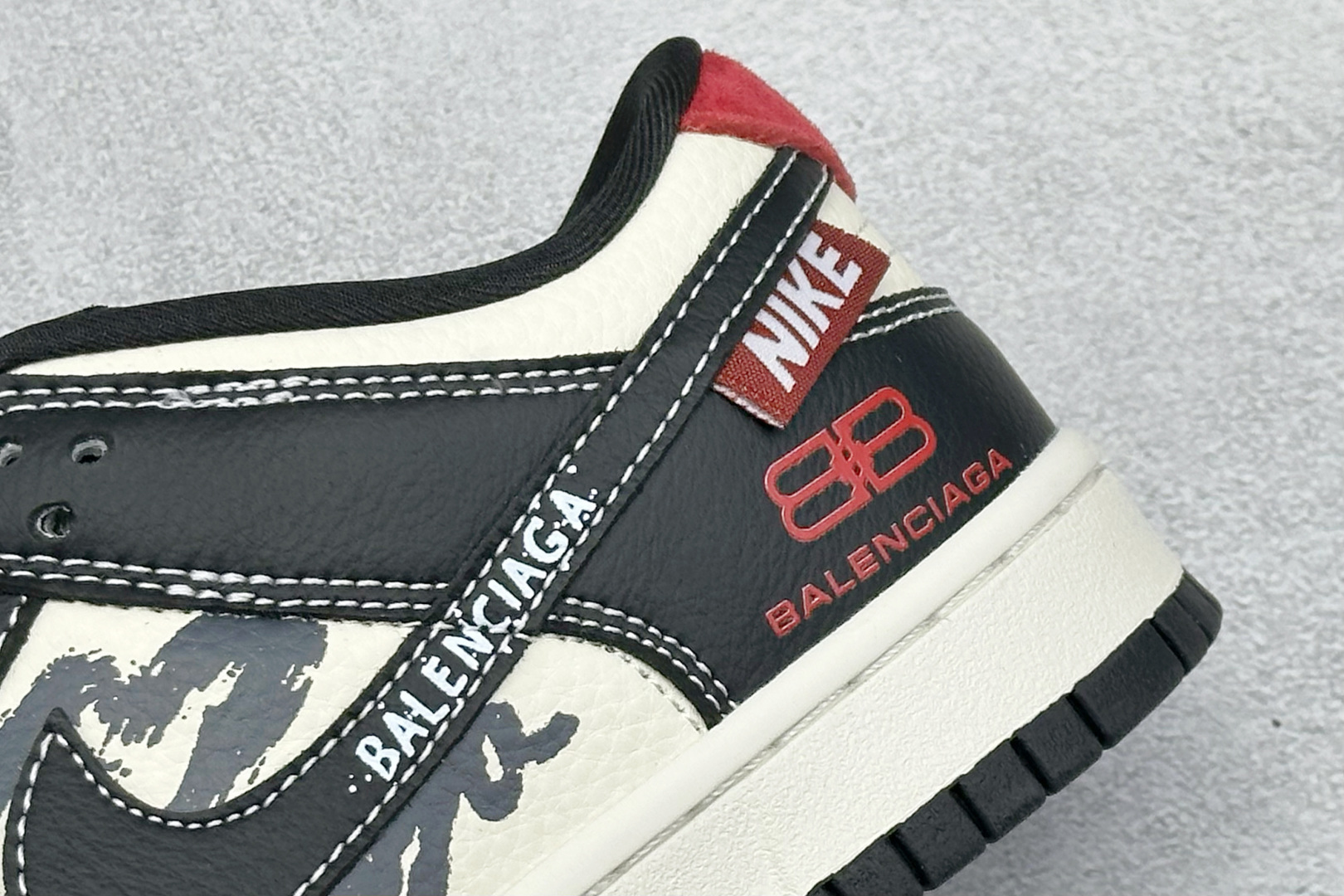 280 Nike SB Dunk Low“巴黎世家联名------米白黑红印花” 高端定制 低帮休闲板鞋 DS6608-016