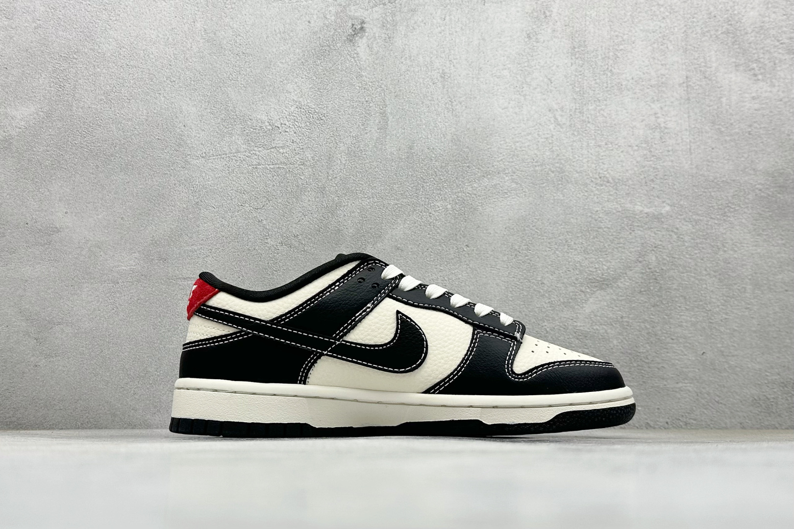 280 Nike SB Dunk Low“巴黎世家联名------米白黑红印花” 高端定制 低帮休闲板鞋 DS6608-016