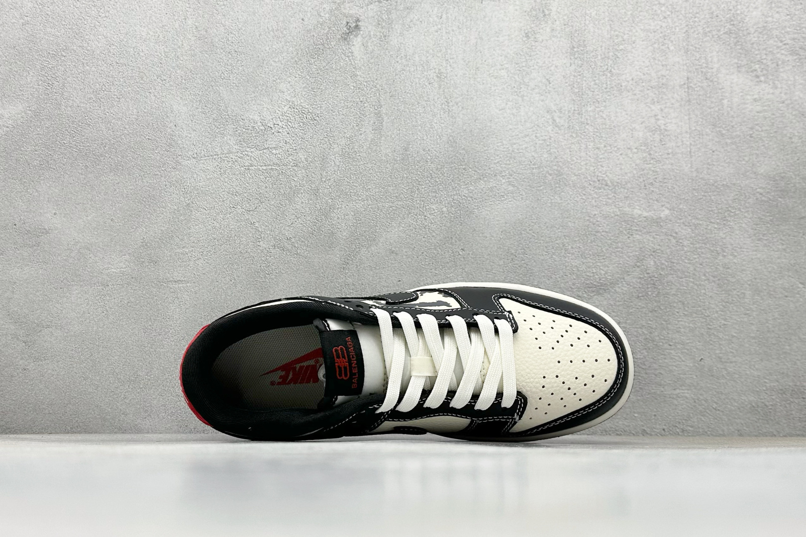 280 Nike SB Dunk Low“巴黎世家联名------米白黑红印花” 高端定制 低帮休闲板鞋 DS6608-016