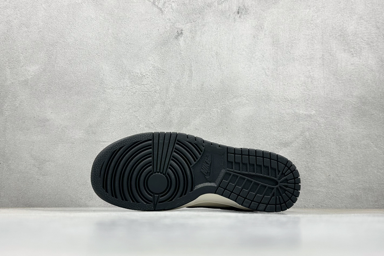 280 Nike SB Dunk Low“巴黎世家联名------米白黑红印花” 高端定制 低帮休闲板鞋 DS6608-016