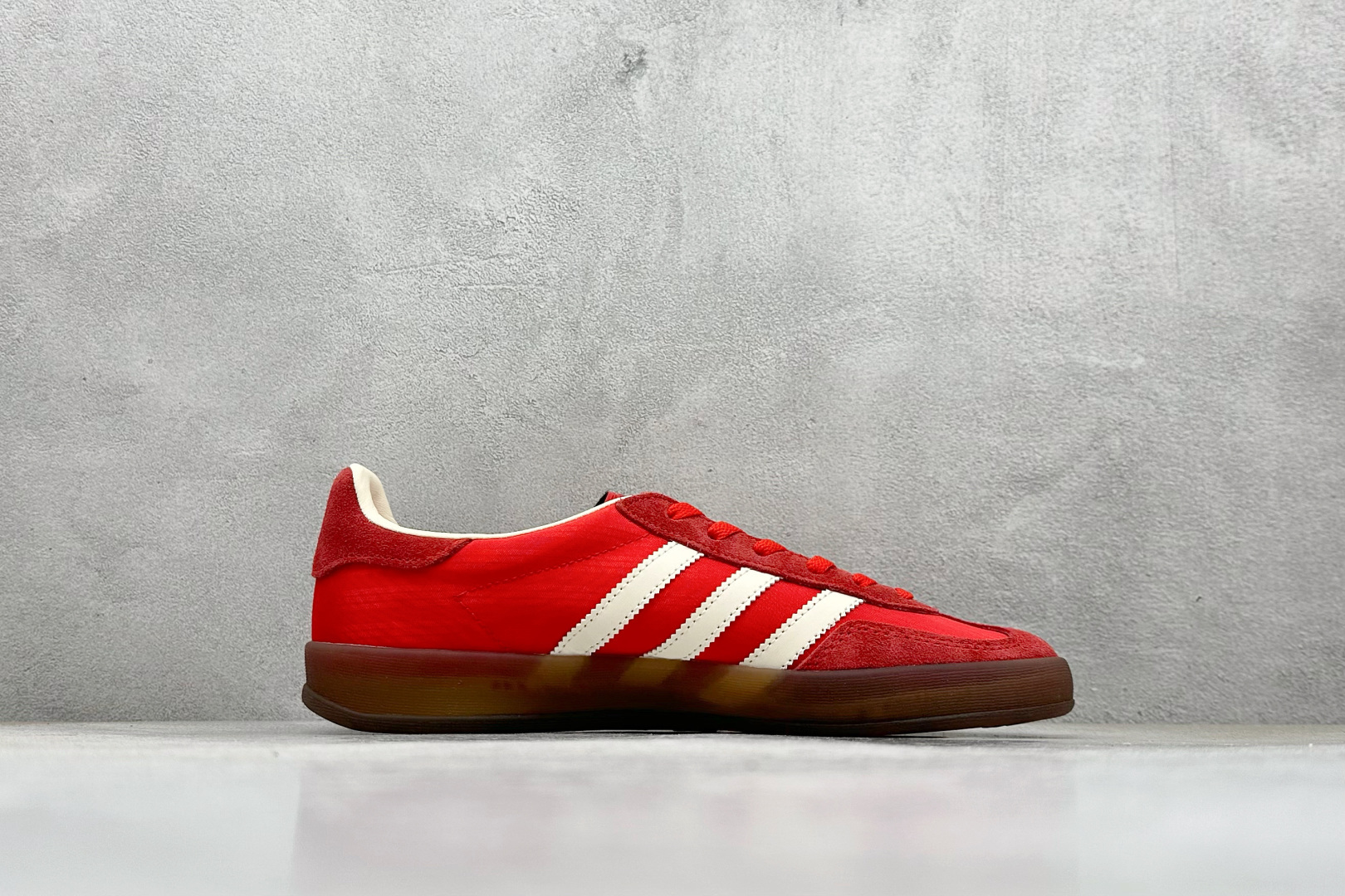 Adidas Originals Gazelle Indoor 三叶草复古休闲防滑耐磨低帮板鞋 JS1411-莆田鞋,莆田鞋货源,高仿鞋,高仿鞋货源,安福档口,莆田高仿鞋,莆田鞋批发,高仿鞋批发,莆田高仿运动鞋,高仿运动鞋,莆田运动鞋 Adidas Originals Gazelle Indoor 三叶草复古休闲防滑耐磨低帮板鞋 JS1411