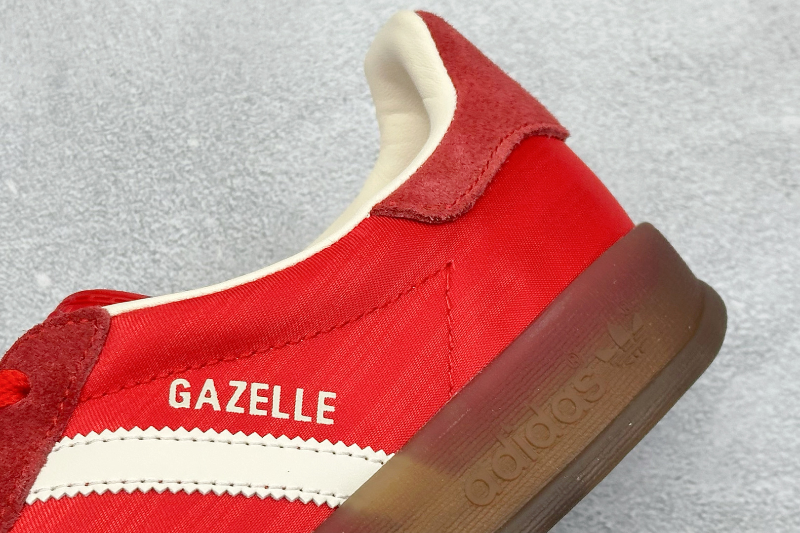 Adidas Originals Gazelle Indoor 三叶草复古休闲防滑耐磨低帮板鞋 JS1411-莆田鞋,莆田鞋货源,高仿鞋,高仿鞋货源,安福档口,莆田高仿鞋,莆田鞋批发,高仿鞋批发,莆田高仿运动鞋,高仿运动鞋,莆田运动鞋 Adidas Originals Gazelle Indoor 三叶草复古休闲防滑耐磨低帮板鞋 JS1411