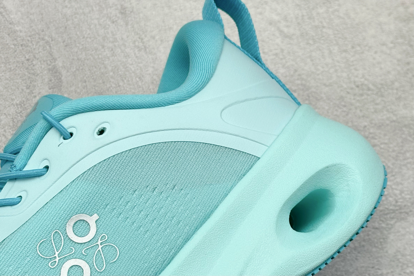 170 LOEWE x On Cloudtilt 昂跑罗意威联名 圆头系带跑鞋 3MF3066