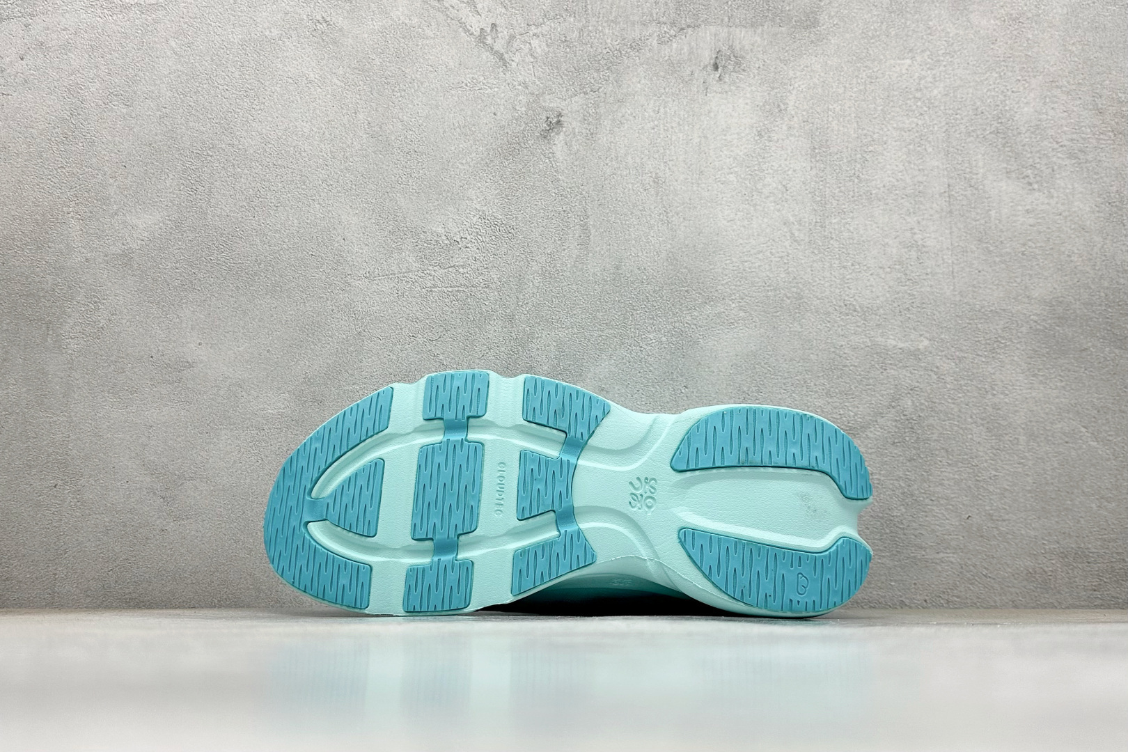 170 LOEWE x On Cloudtilt 昂跑罗意威联名 圆头系带跑鞋 3MF3066