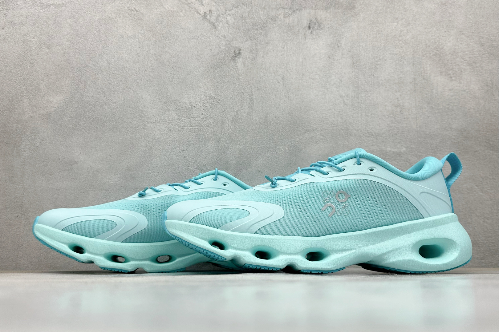 170 LOEWE x On Cloudtilt 昂跑罗意威联名 圆头系带跑鞋 3MF3066