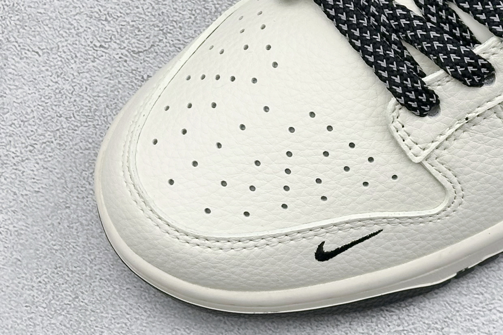 Nike SB Dunk Low Supreme联名 米黑灰 周年高端定制 低帮休闲板鞋 JP1628-030-莆田鞋,莆田鞋货源,高仿鞋,高仿鞋货源,安福档口,莆田高仿鞋,莆田鞋批发,高仿鞋批发,莆田高仿运动鞋,高仿运动鞋,莆田运动鞋 Nike SB Dunk Low Supreme联名 米黑灰 周年高端定制 低帮休闲板鞋 JP1628-030