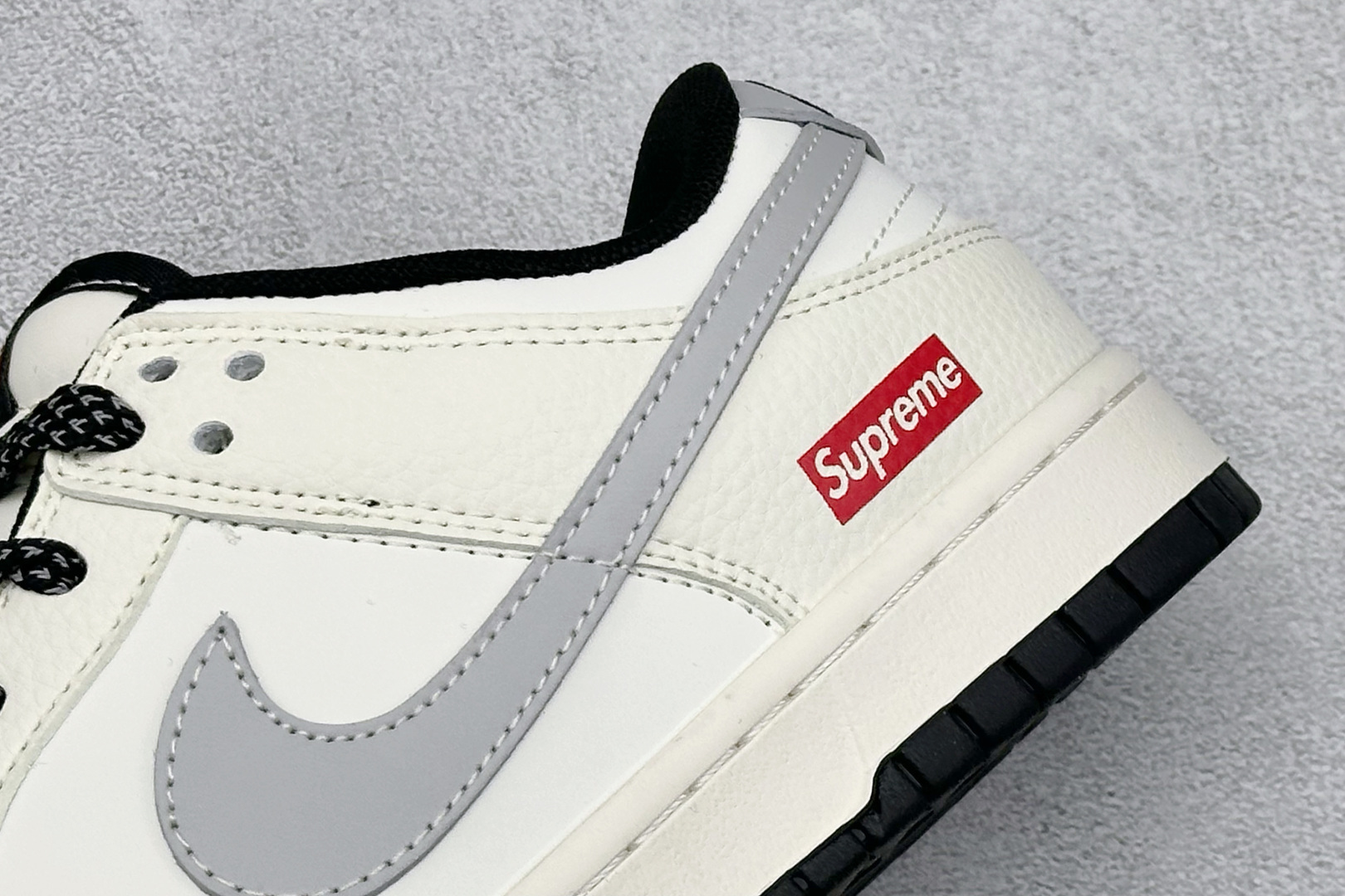 Nike SB Dunk Low Supreme联名 米黑灰 周年高端定制 低帮休闲板鞋 JP1628-030-莆田鞋,莆田鞋货源,高仿鞋,高仿鞋货源,安福档口,莆田高仿鞋,莆田鞋批发,高仿鞋批发,莆田高仿运动鞋,高仿运动鞋,莆田运动鞋 Nike SB Dunk Low Supreme联名 米黑灰 周年高端定制 低帮休闲板鞋 JP1628-030