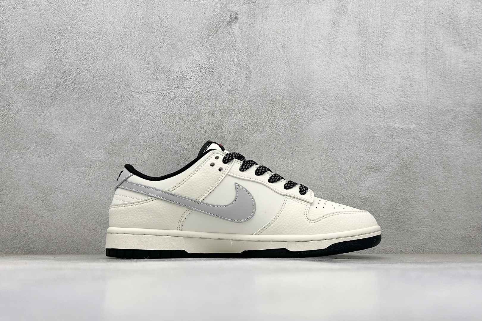 Nike SB Dunk Low Supreme联名 米黑灰 周年高端定制 低帮休闲板鞋 JP1628-030-莆田鞋,莆田鞋货源,高仿鞋,高仿鞋货源,安福档口,莆田高仿鞋,莆田鞋批发,高仿鞋批发,莆田高仿运动鞋,高仿运动鞋,莆田运动鞋 Nike SB Dunk Low Supreme联名 米黑灰 周年高端定制 低帮休闲板鞋 JP1628-030