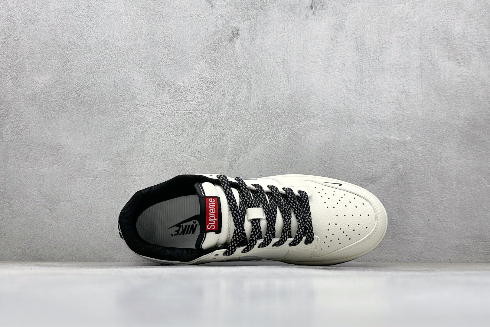 Nike SB Dunk Low Supreme联名 米黑灰 周年高端定制 低帮休闲板鞋 JP1628-030-莆田鞋,莆田鞋货源,高仿鞋,高仿鞋货源,安福档口,莆田高仿鞋,莆田鞋批发,高仿鞋批发,莆田高仿运动鞋,高仿运动鞋,莆田运动鞋 Nike SB Dunk Low Supreme联名 米黑灰 周年高端定制 低帮休闲板鞋 JP1628-030