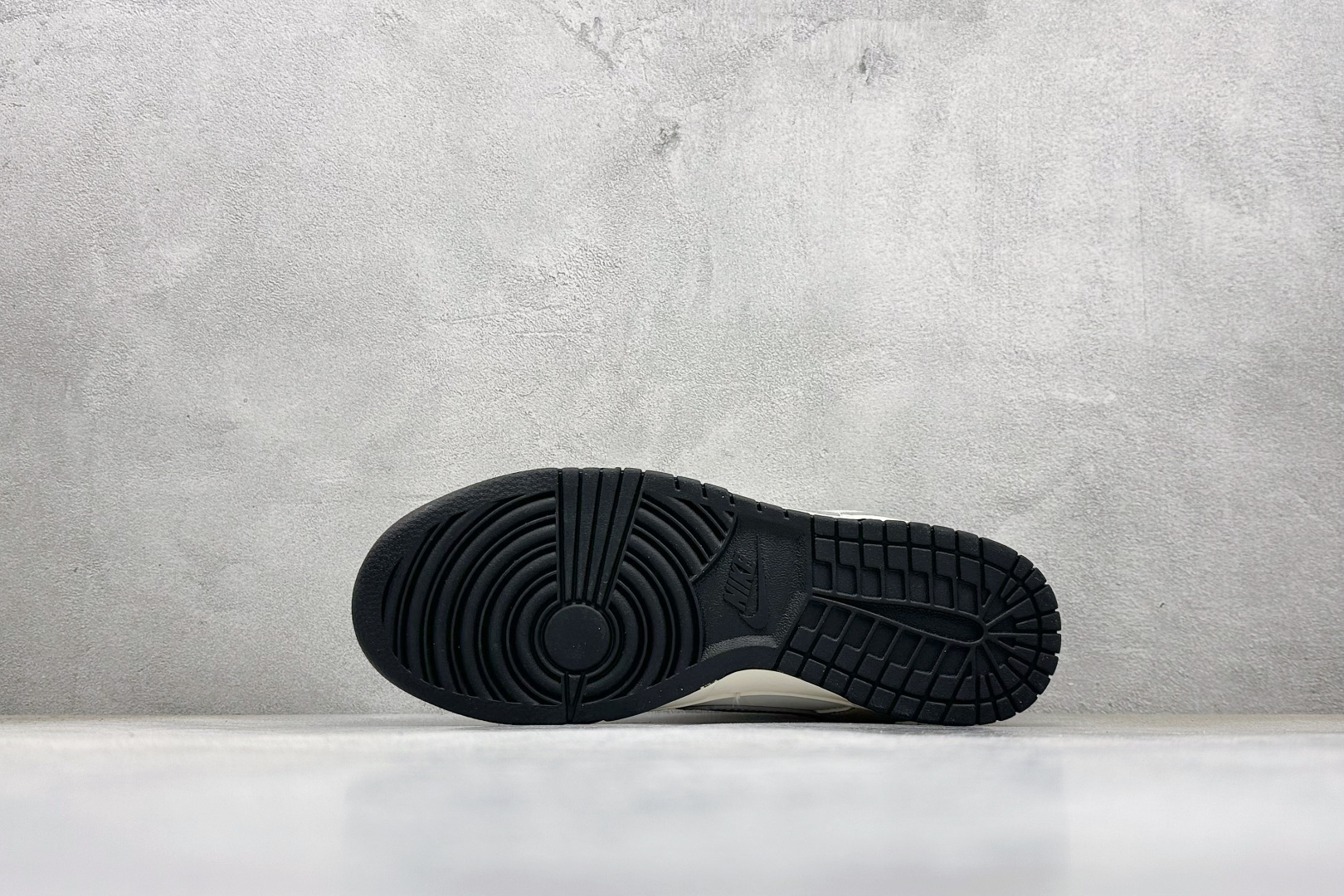 Nike SB Dunk Low Supreme联名 米黑灰 周年高端定制 低帮休闲板鞋 JP1628-030-莆田鞋,莆田鞋货源,高仿鞋,高仿鞋货源,安福档口,莆田高仿鞋,莆田鞋批发,高仿鞋批发,莆田高仿运动鞋,高仿运动鞋,莆田运动鞋 Nike SB Dunk Low Supreme联名 米黑灰 周年高端定制 低帮休闲板鞋 JP1628-030