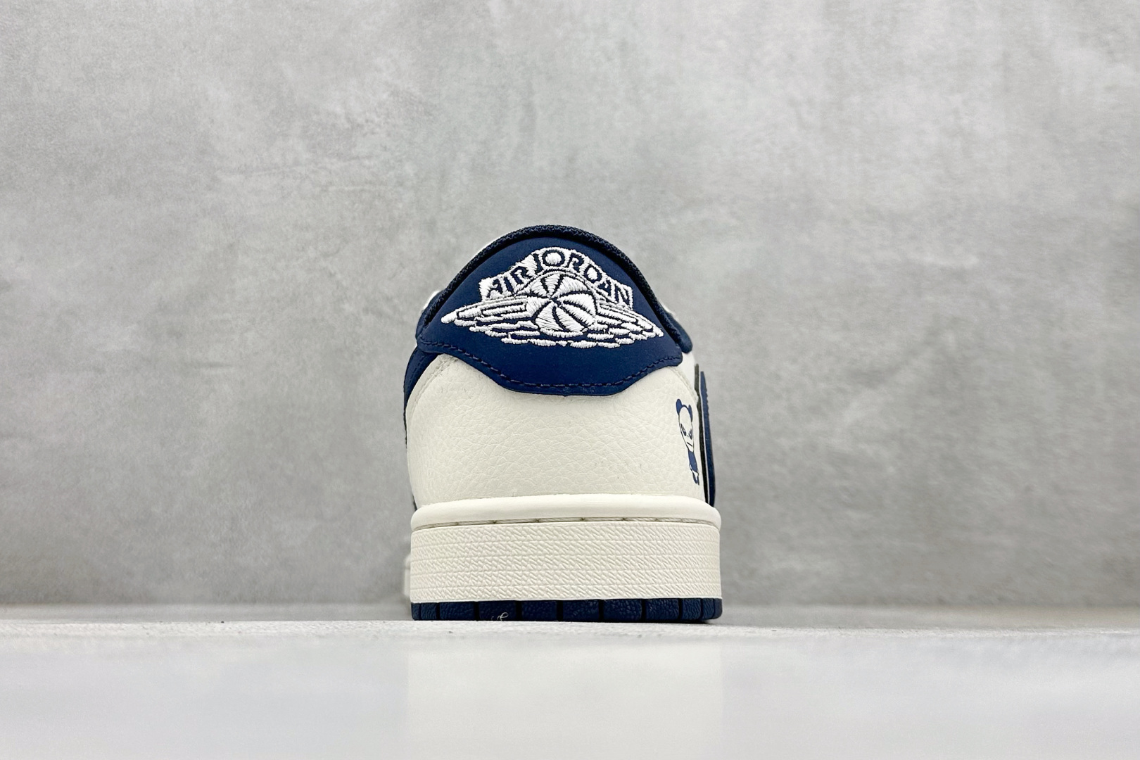 Travis Scott x Fragment Design x Jordan Air Jordan 1 Low SP “暴力熊联名------奶白灰蓝” 高端定制 倒钩三方联名低帮篮球鞋 XD0798-310