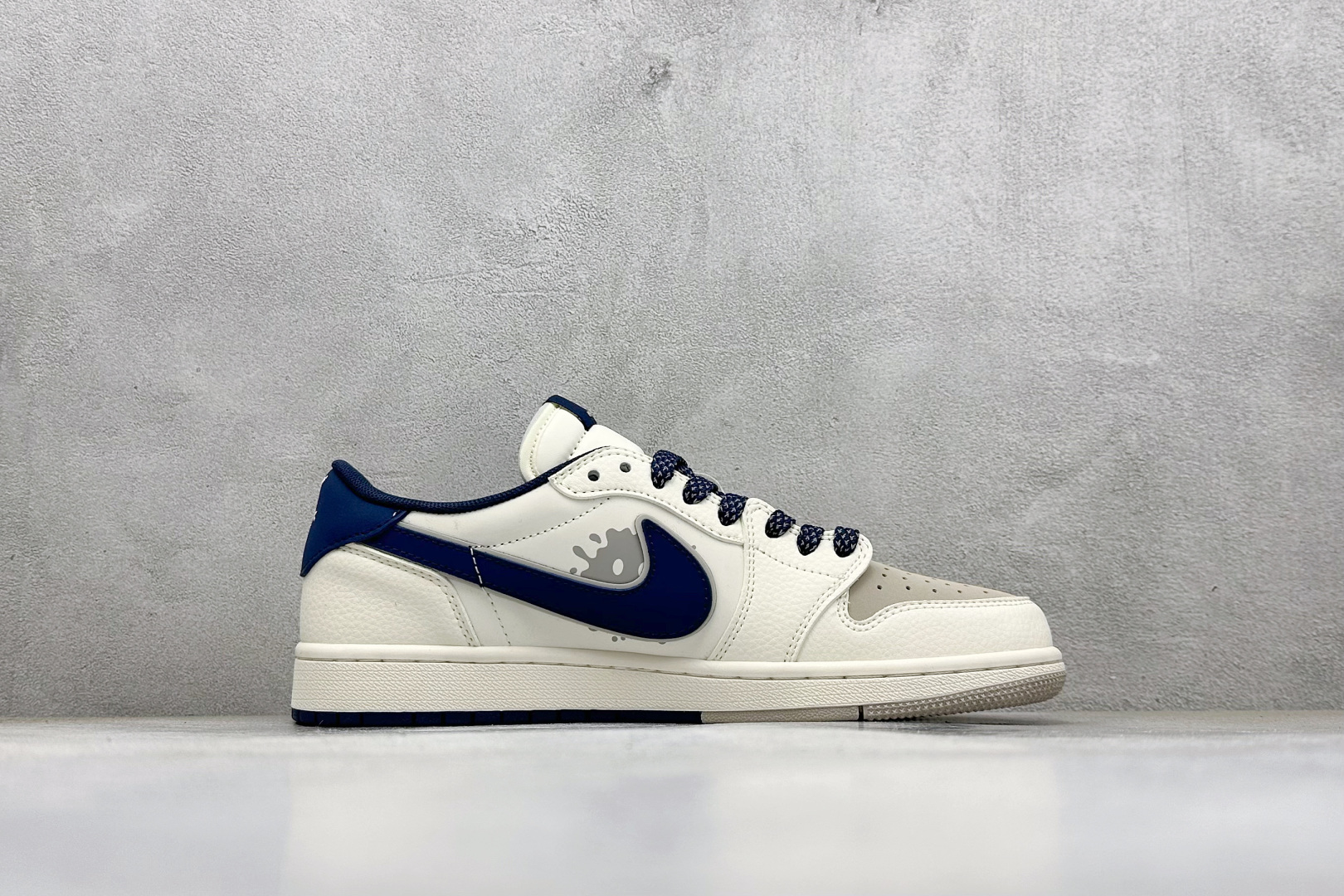 Travis Scott x Fragment Design x Jordan Air Jordan 1 Low SP “暴力熊联名------奶白灰蓝” 高端定制 倒钩三方联名低帮篮球鞋 XD0798-310