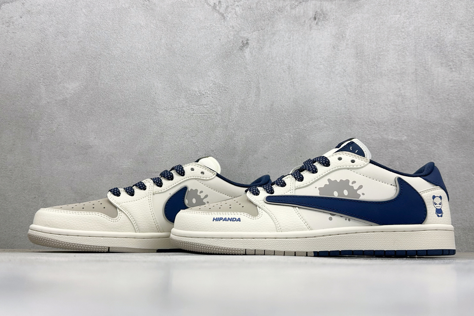 Travis Scott x Fragment Design x Jordan Air Jordan 1 Low SP “暴力熊联名------奶白灰蓝” 高端定制 倒钩三方联名低帮篮球鞋 XD0798-310