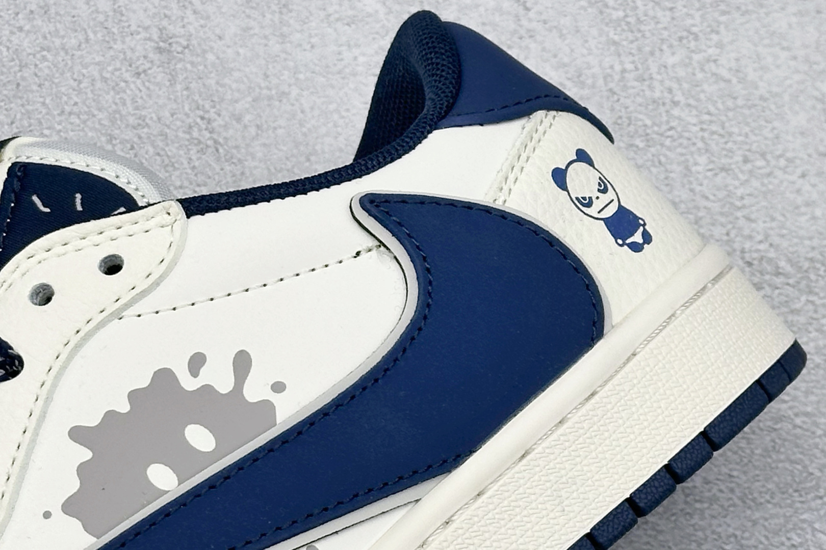 Travis Scott x Fragment Design x Jordan Air Jordan 1 Low SP “暴力熊联名------奶白灰蓝” 高端定制 倒钩三方联名低帮篮球鞋 XD0798-310