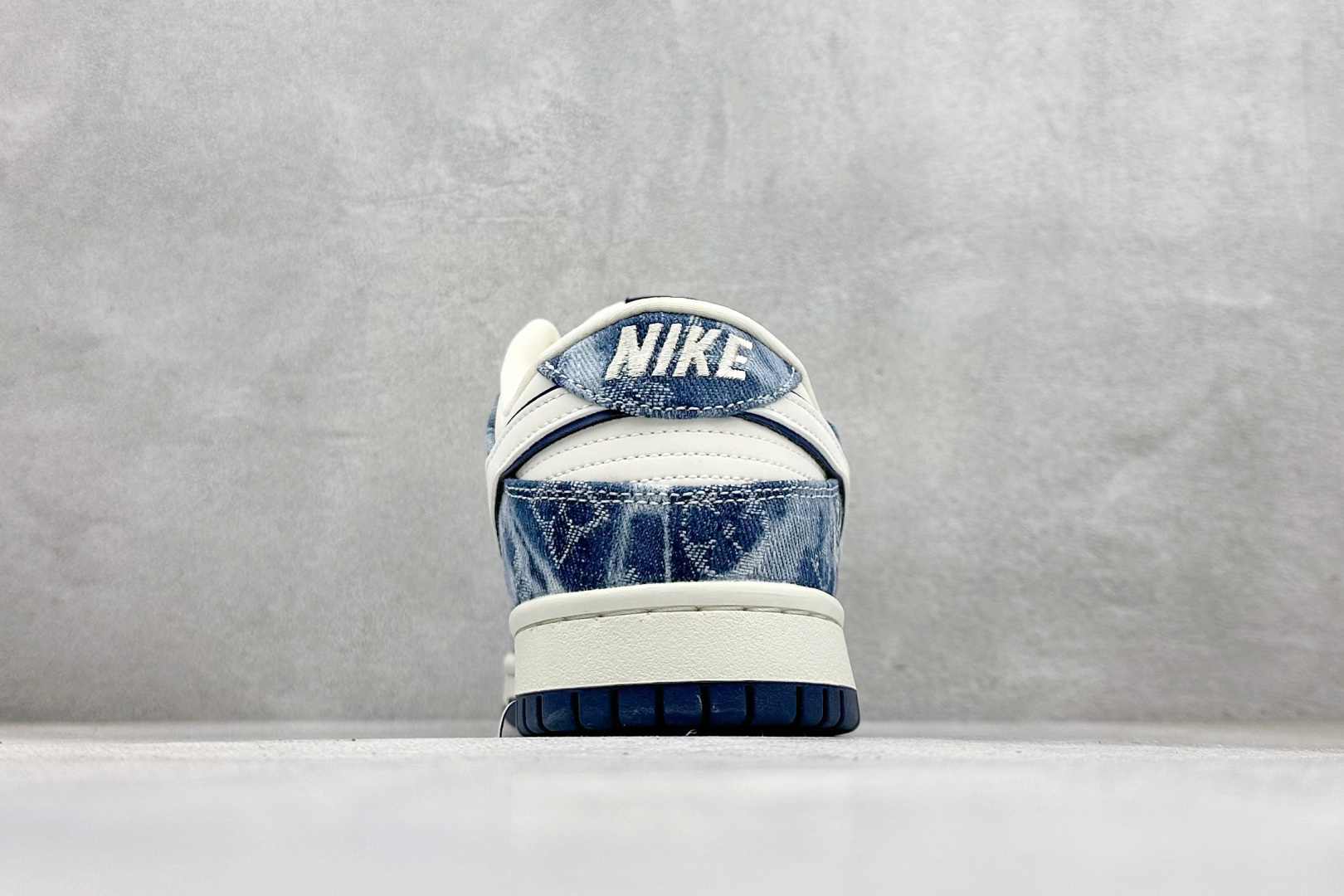 Nike SB Dunk Low“LV联名——白蓝水牛仔” 高端定制 低帮休闲板鞋 YF9511-903