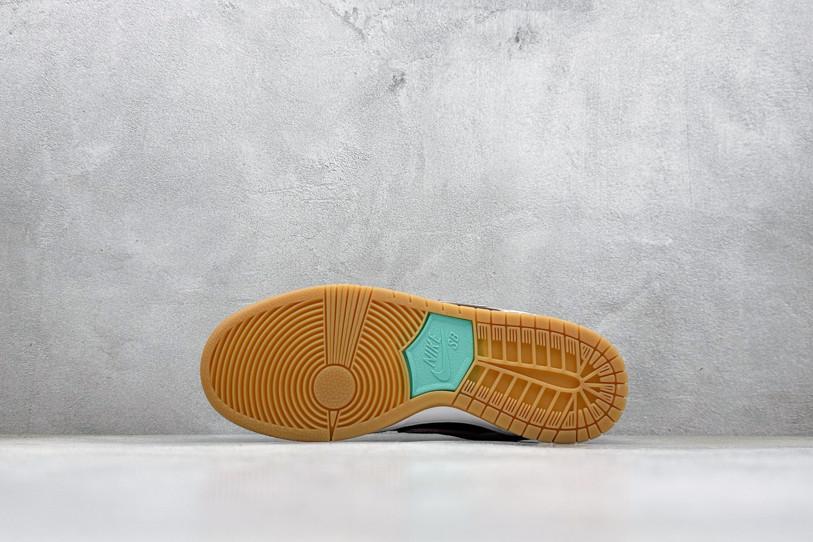 Nike SB Dunk Low 灰粉生胶 SB低帮休闲板鞋 HF3704-001