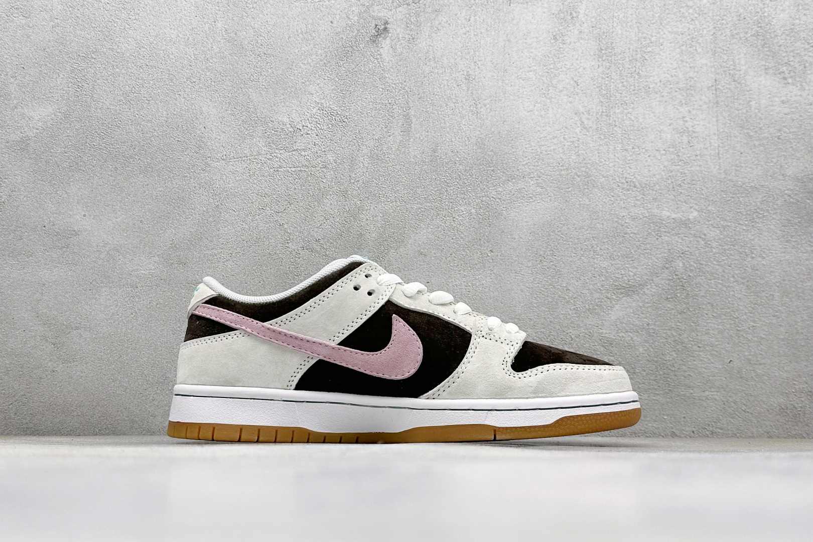 Nike SB Dunk Low 灰粉生胶 SB低帮休闲板鞋 HF3704-001