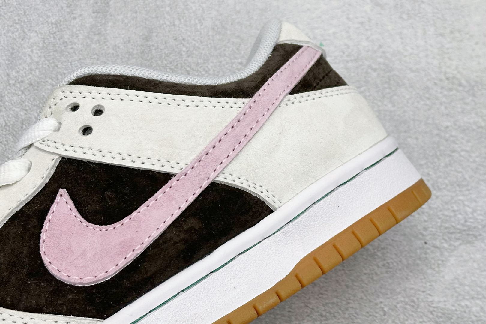 Nike SB Dunk Low 灰粉生胶 SB低帮休闲板鞋 HF3704-001