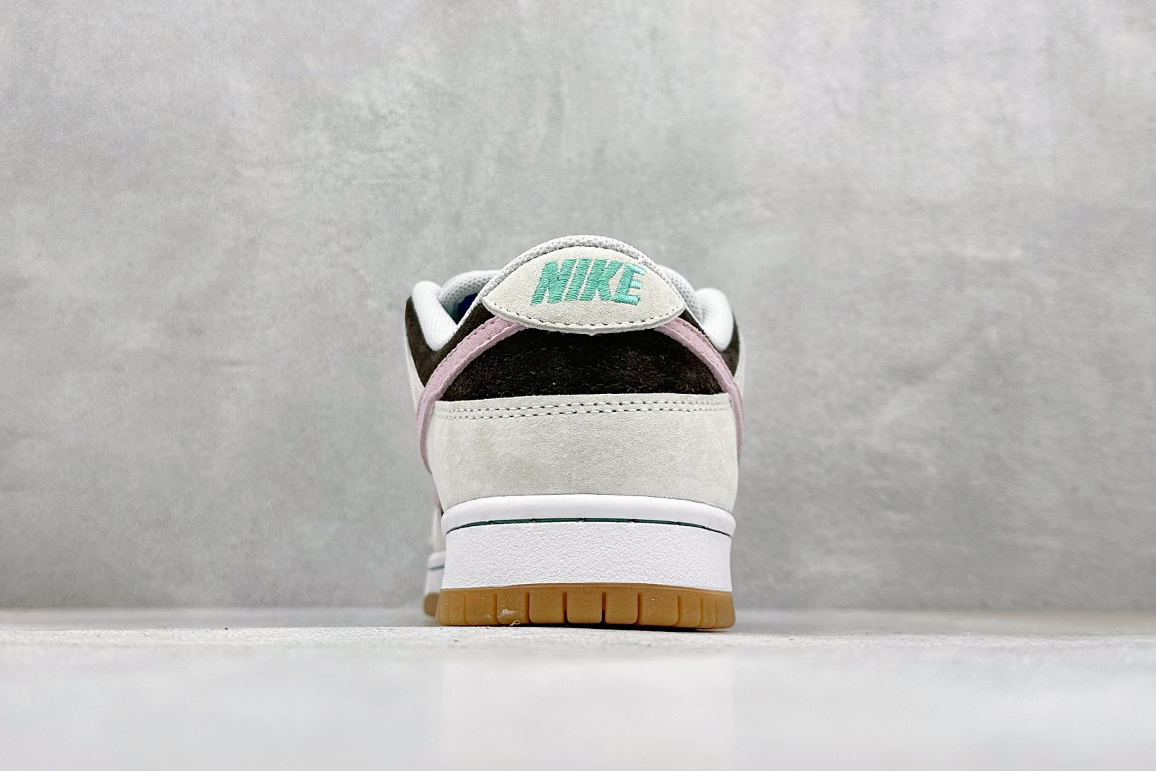 Nike SB Dunk Low 灰粉生胶 SB低帮休闲板鞋 HF3704-001