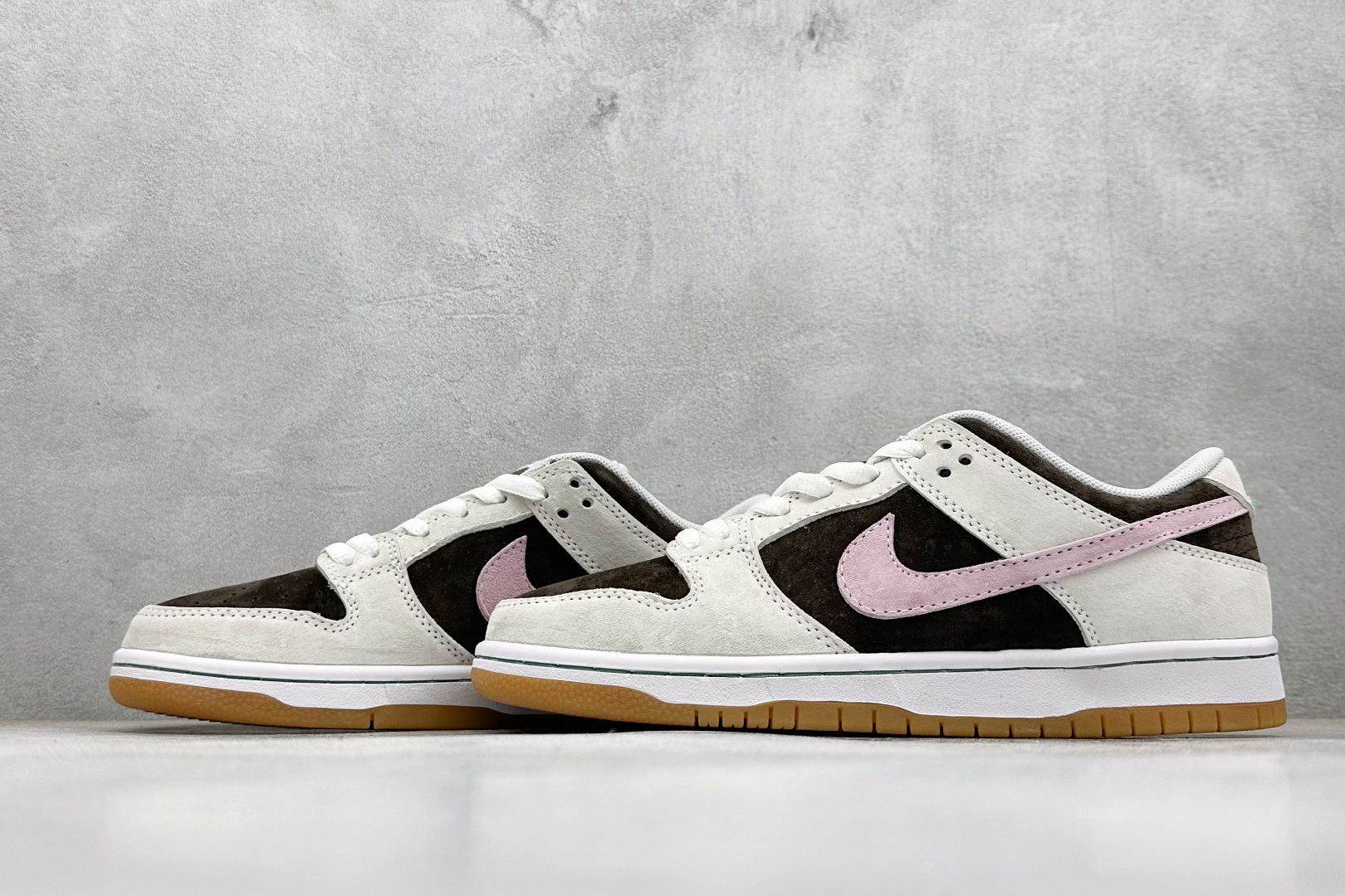 Nike SB Dunk Low 灰粉生胶 SB低帮休闲板鞋 HF3704-001