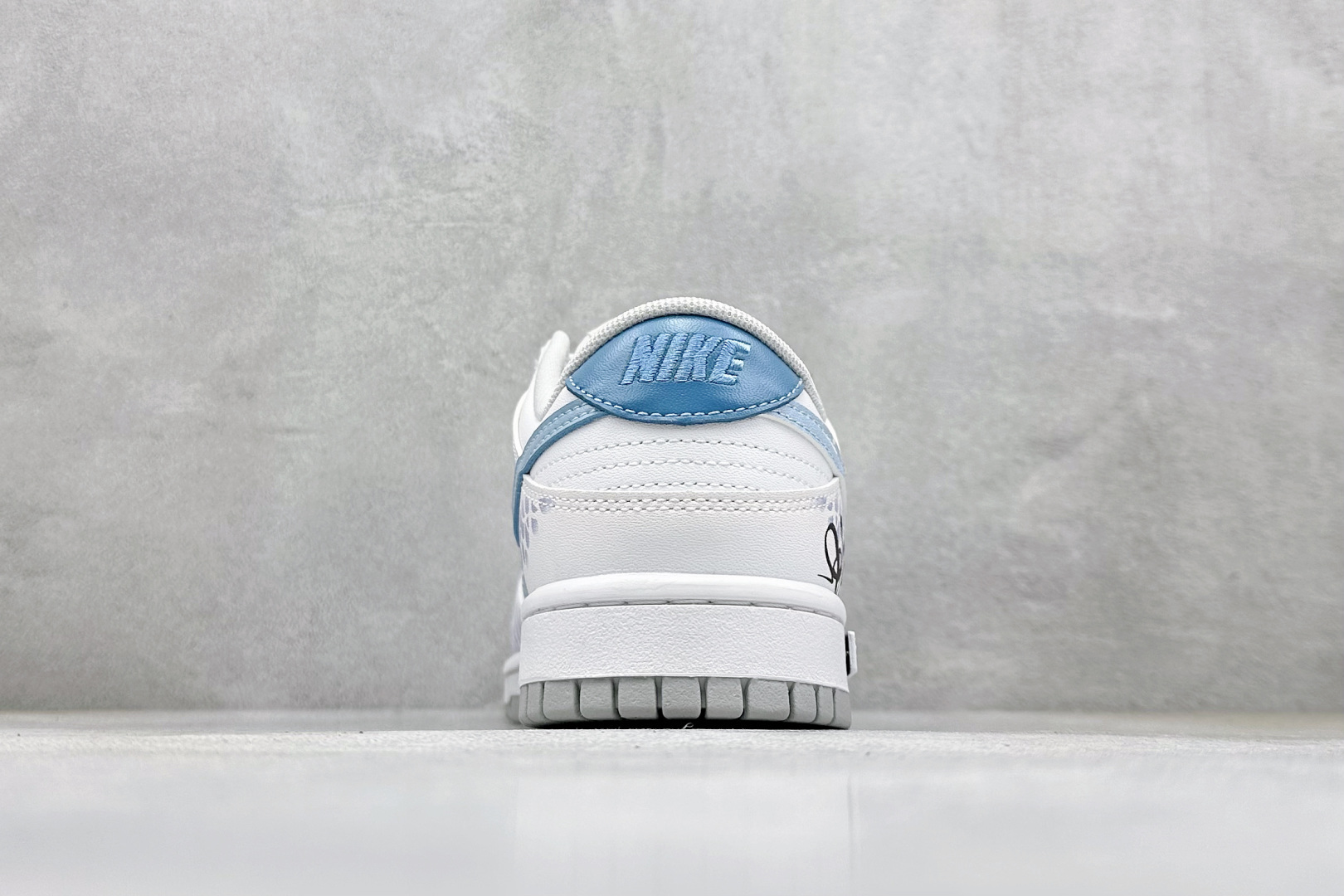 Nike SB Dunk Low 蛇年限定低帮休闲板鞋 LF0039-001