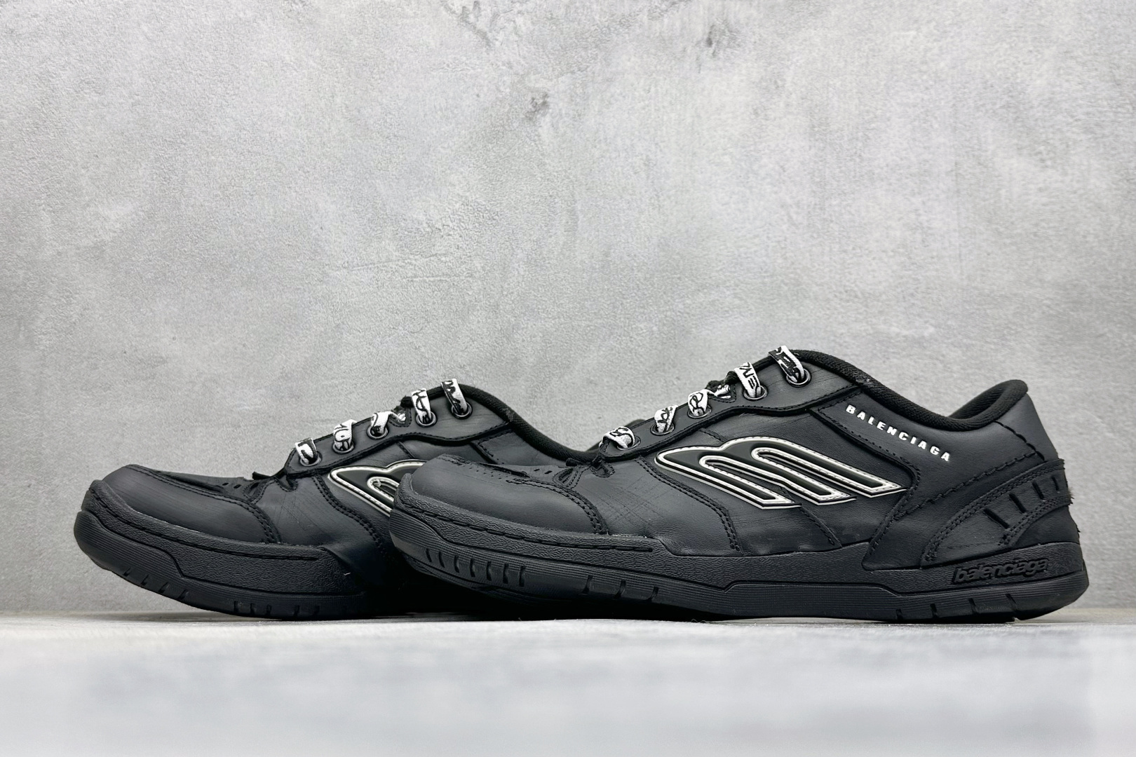 380 PK版Balenciaga 巴黎世家十八代 Hamptons 手工做旧款 牛皮革 复古圆头系带低帮休闲鞋 原配套鞋盒 防尘纸配套齐全 841765-WCURB-1000