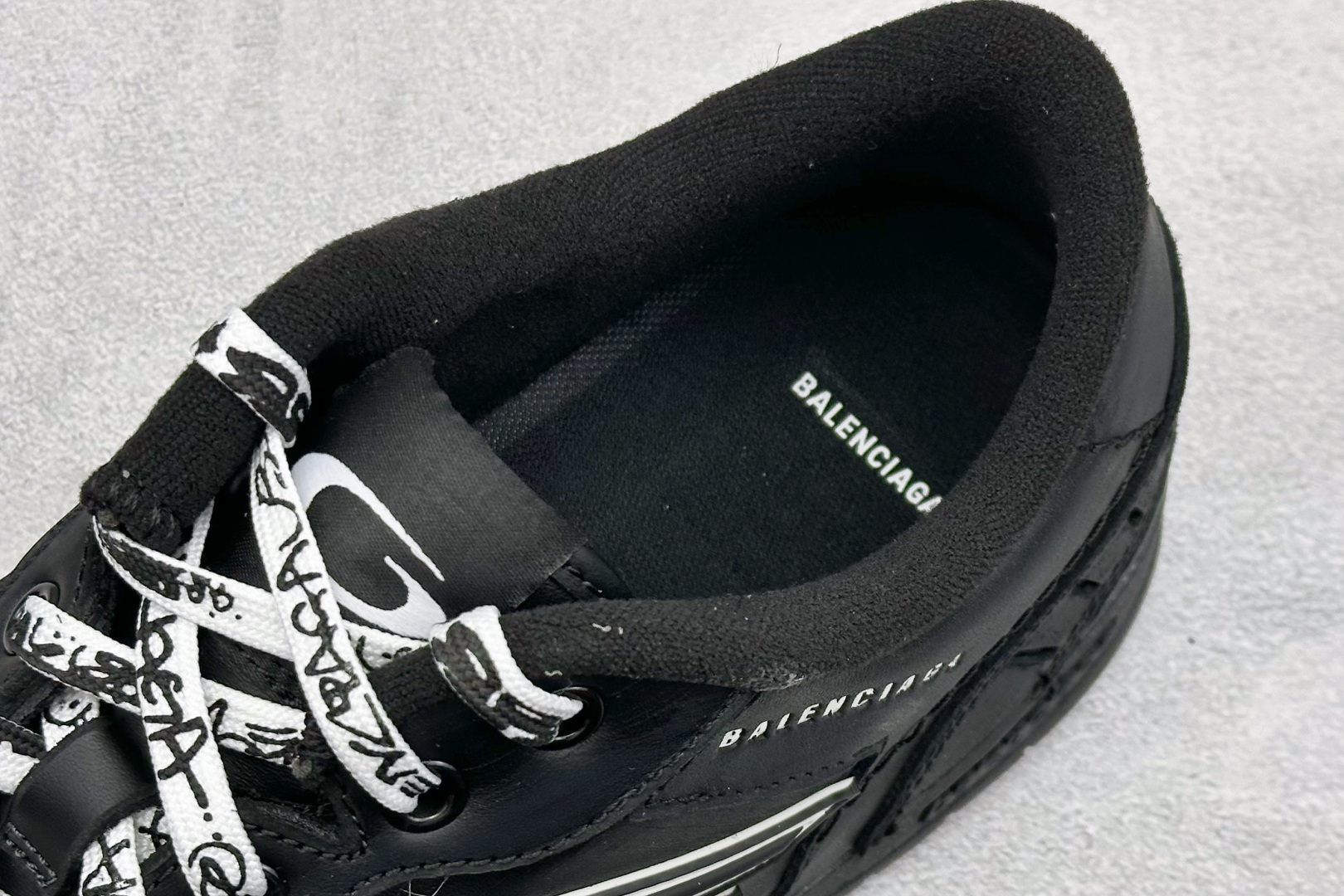 380 PK版Balenciaga 巴黎世家十八代 Hamptons 手工做旧款 牛皮革 复古圆头系带低帮休闲鞋 原配套鞋盒 防尘纸配套齐全 841765-WCURB-1000