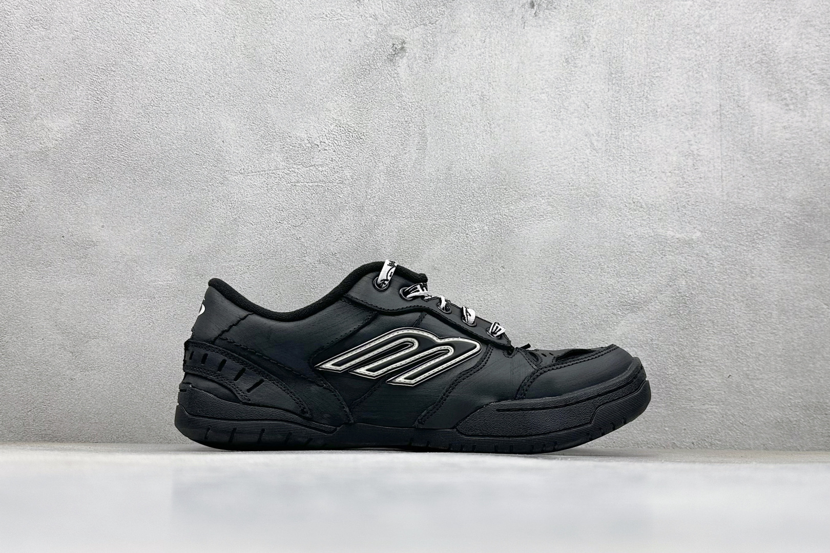 380 PK版Balenciaga 巴黎世家十八代 Hamptons 手工做旧款 牛皮革 复古圆头系带低帮休闲鞋 原配套鞋盒 防尘纸配套齐全 841765-WCURB-1000