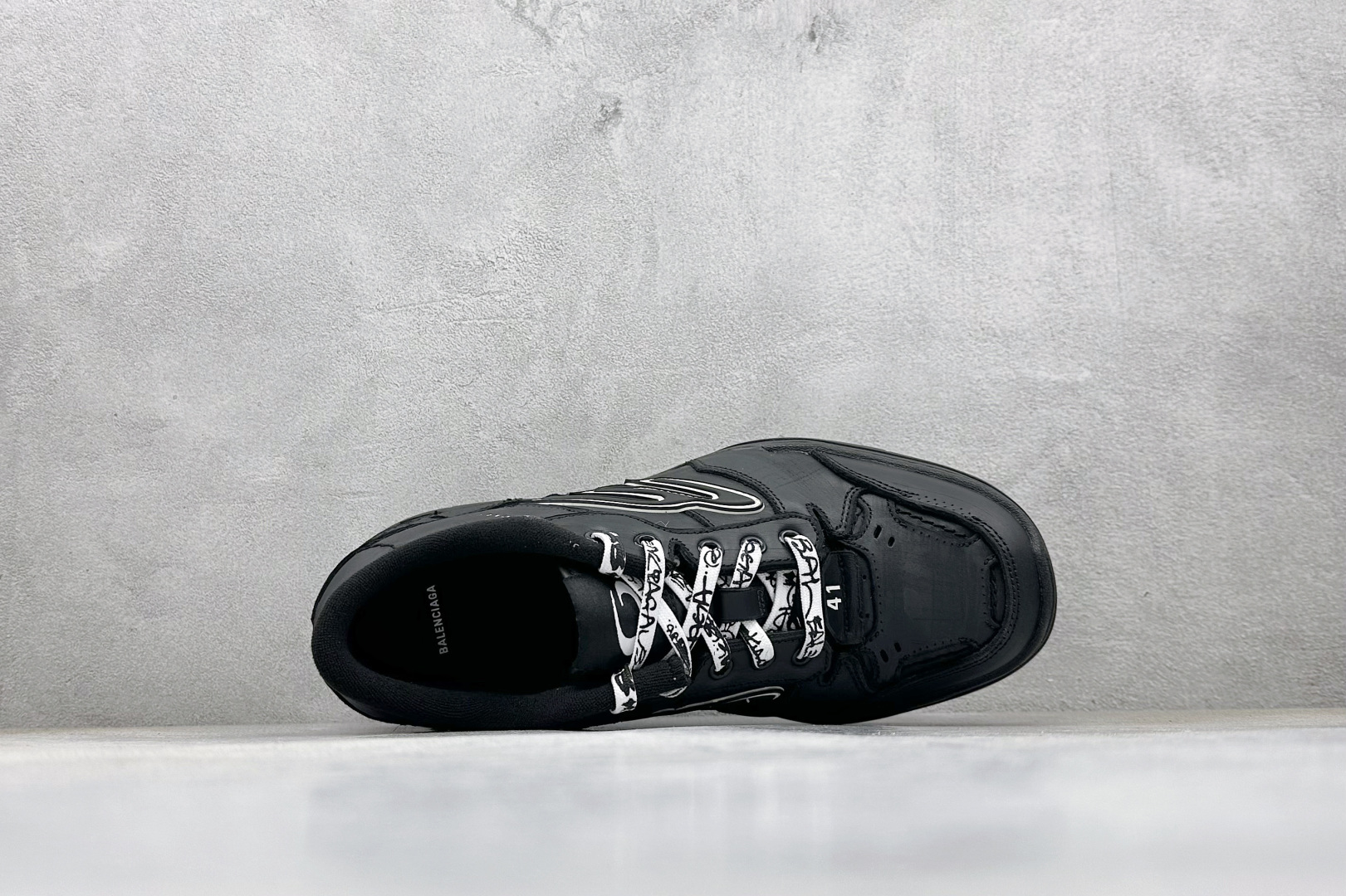 380 PK版Balenciaga 巴黎世家十八代 Hamptons 手工做旧款 牛皮革 复古圆头系带低帮休闲鞋 原配套鞋盒 防尘纸配套齐全 841765-WCURB-1000