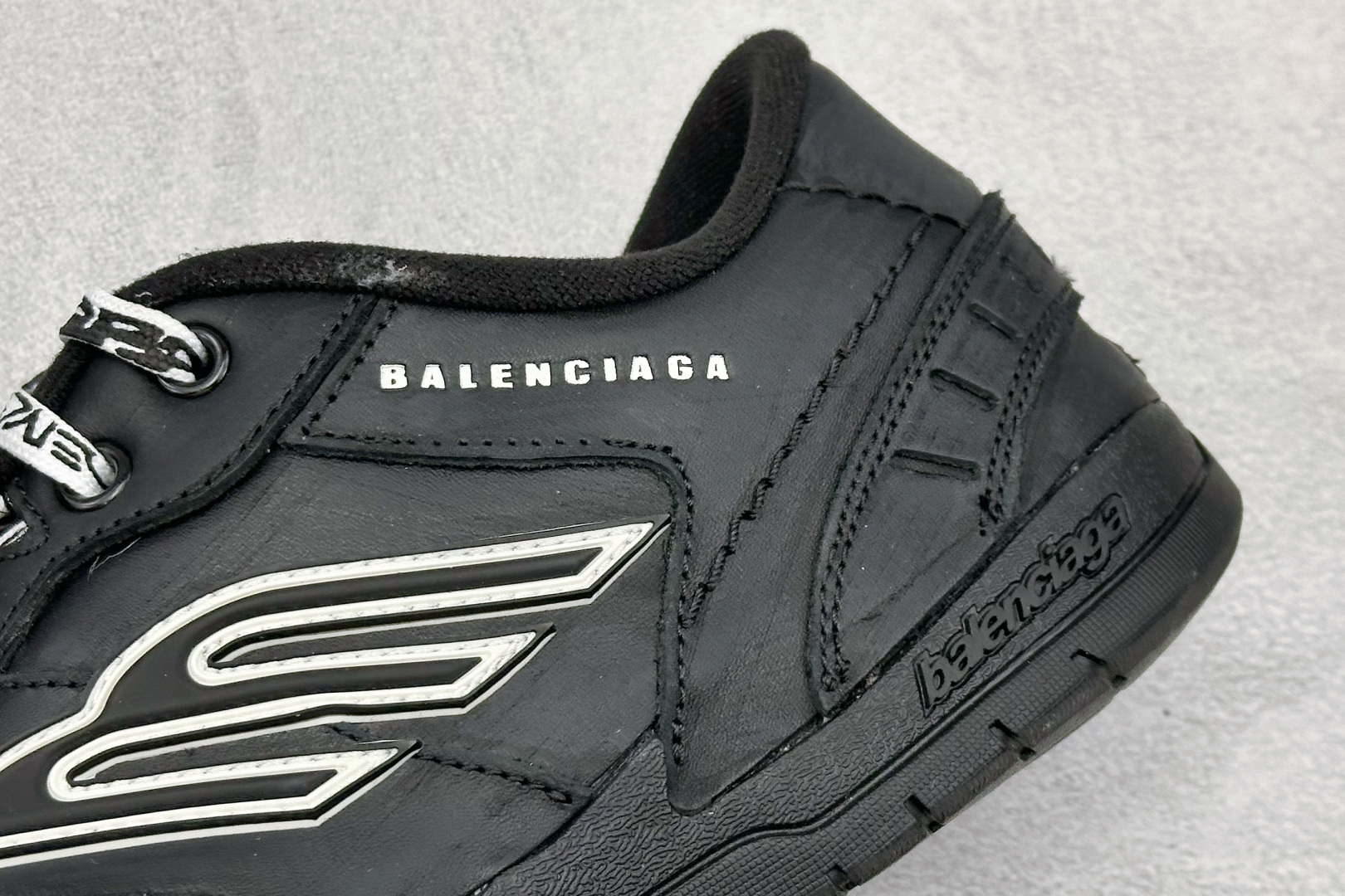 380 PK版Balenciaga 巴黎世家十八代 Hamptons 手工做旧款 牛皮革 复古圆头系带低帮休闲鞋 原配套鞋盒 防尘纸配套齐全 841765-WCURB-1000