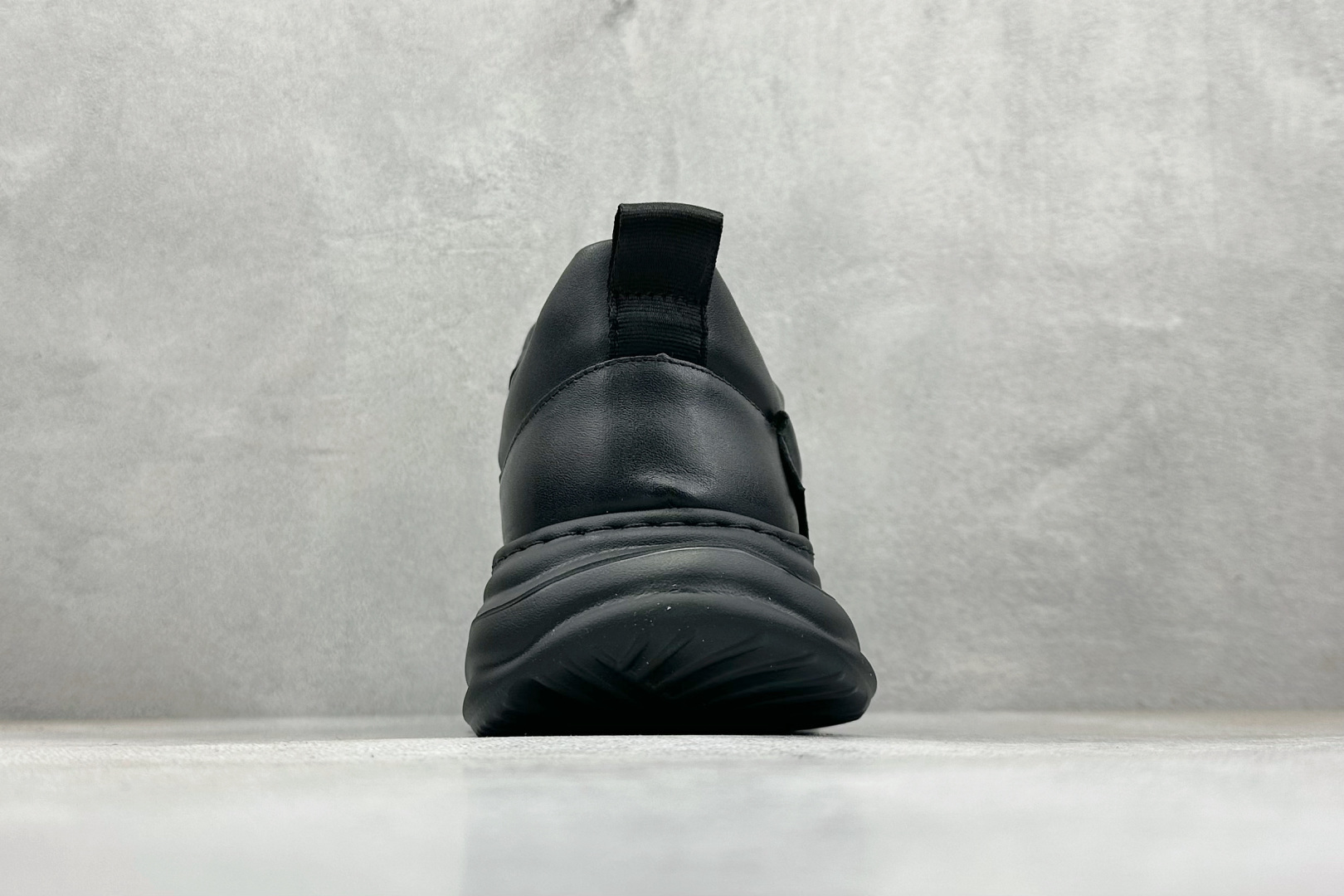 300 Ecco 爱步 春季新款柔酷系列 松紧带套脚休闲运动鞋 518821-01001