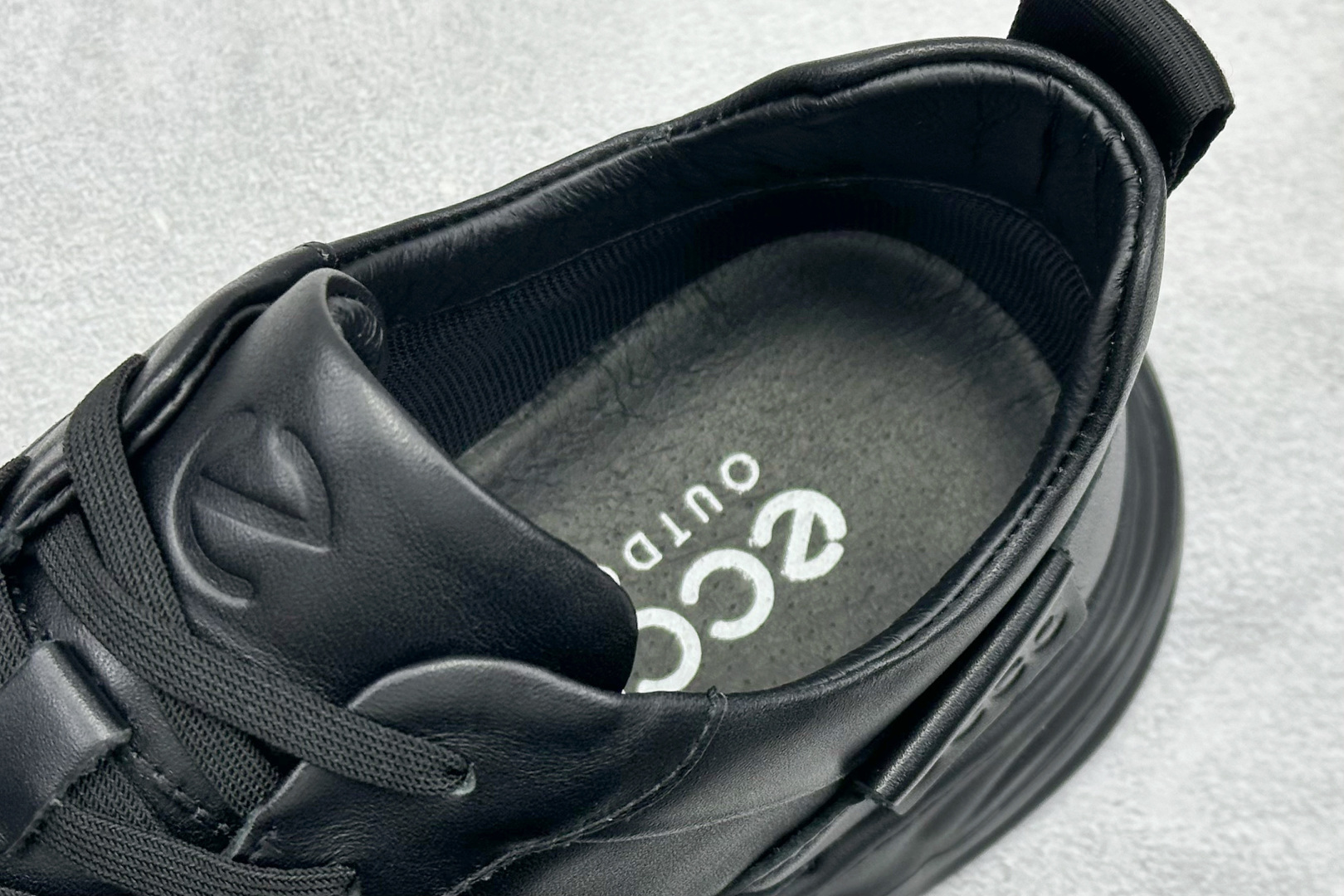 300 Ecco 爱步 春季新款柔酷系列 松紧带套脚休闲运动鞋 518821-01001