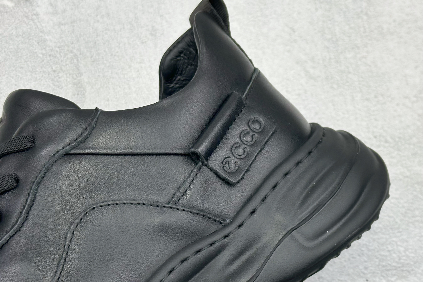 300 Ecco 爱步 春季新款柔酷系列 松紧带套脚休闲运动鞋 518821-01001