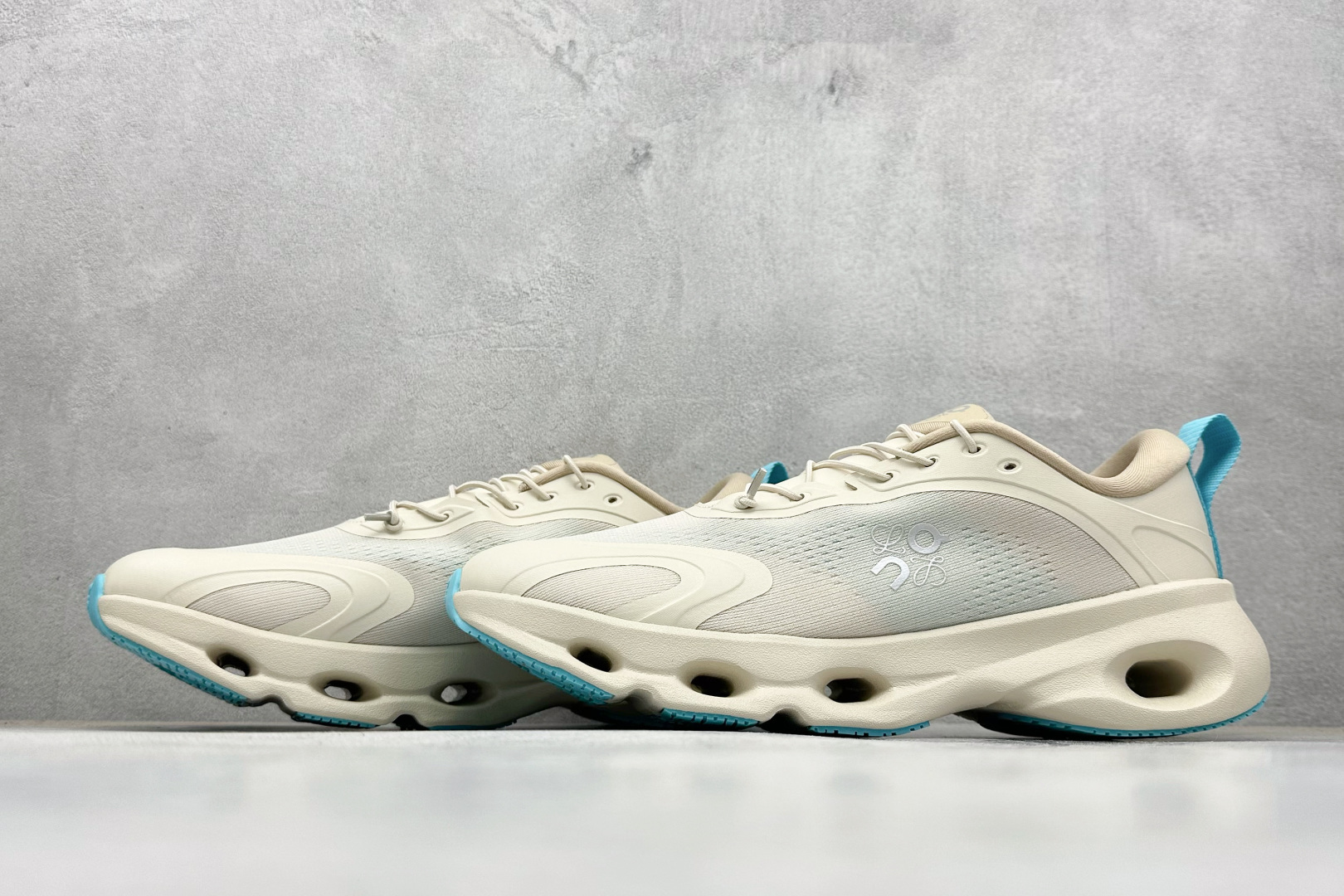 170 LOEWE x On Cloudtilt 昂跑罗意威联名 圆头系带跑鞋 3MF3060