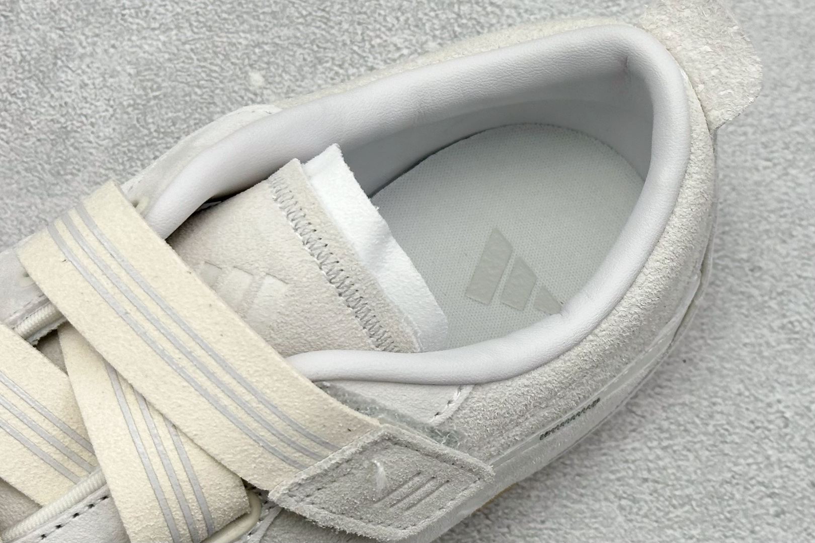 Adidas Urban Reverie 阿迪舒适时尚魔术贴防滑耐磨生活休闲鞋 JS0151-莆田鞋,莆田鞋货源,高仿鞋,高仿鞋货源,安福档口,莆田高仿鞋,莆田鞋批发,高仿鞋批发,莆田高仿运动鞋,高仿运动鞋,莆田运动鞋 Adidas Urban Reverie 阿迪舒适时尚魔术贴防滑耐磨生活休闲鞋 JS0151