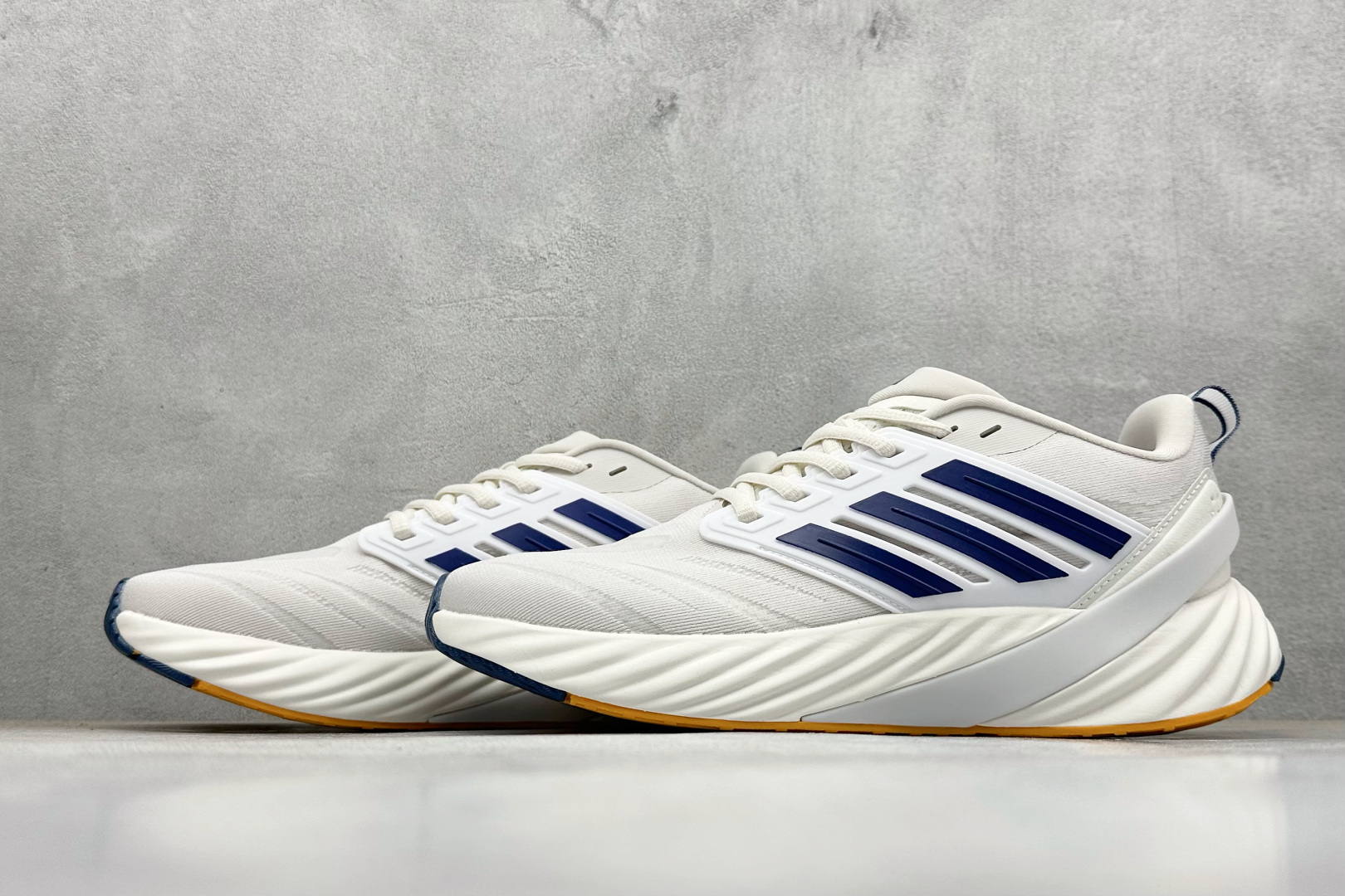 Adidas ADIPURE GLIDE 减震防滑耐磨透气低帮跑步鞋 KJ6015