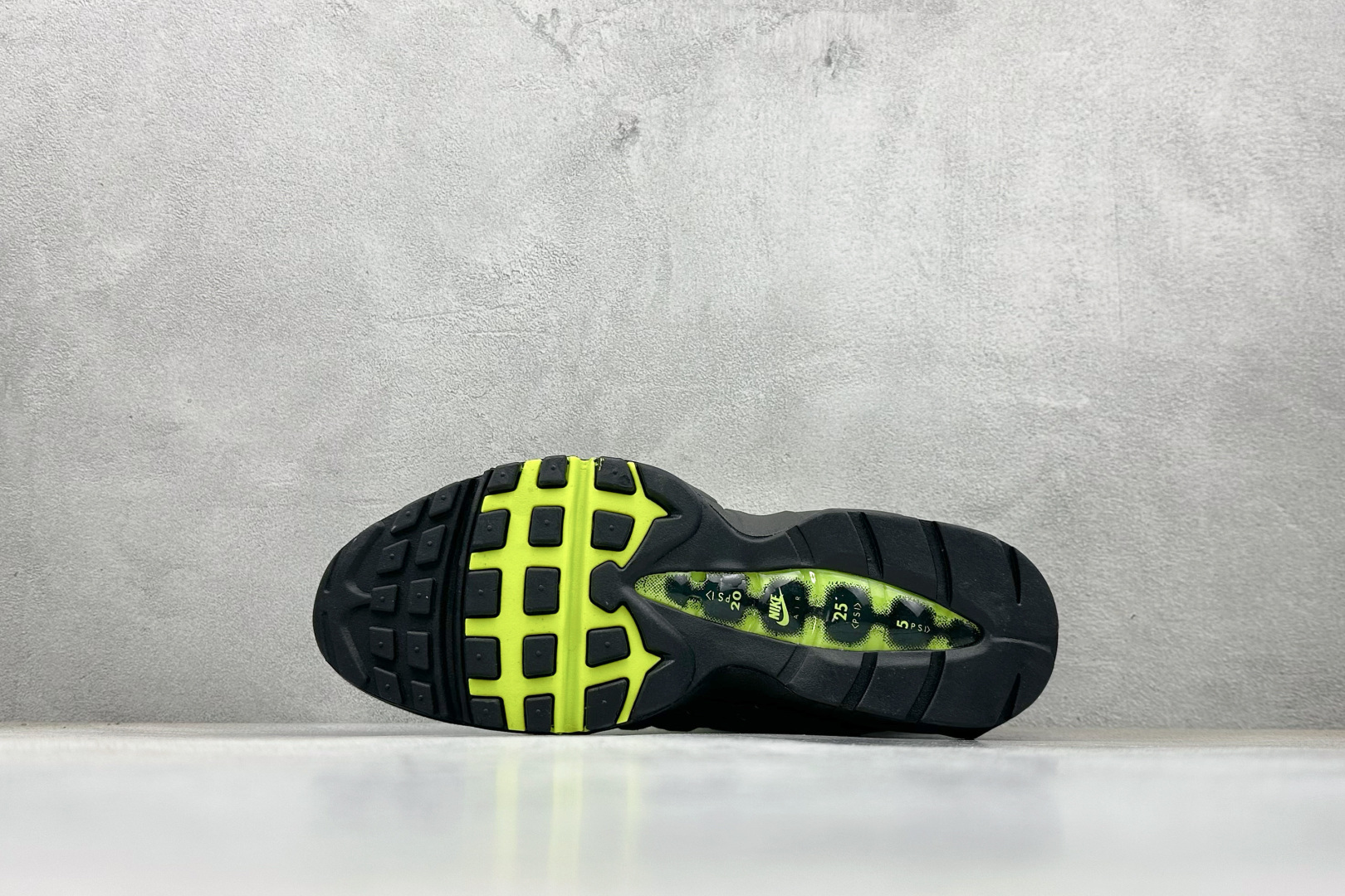 NIKE AIR 95 耐克 气垫复古慢跑百搭鞋休闲运动鞋 HM4740-001-莆田鞋,莆田鞋货源,高仿鞋,高仿鞋货源,安福档口,莆田高仿鞋,莆田鞋批发,高仿鞋批发,莆田高仿运动鞋,高仿运动鞋,莆田运动鞋 NIKE AIR 95 耐克 气垫复古慢跑百搭鞋休闲运动鞋 HM4740-001