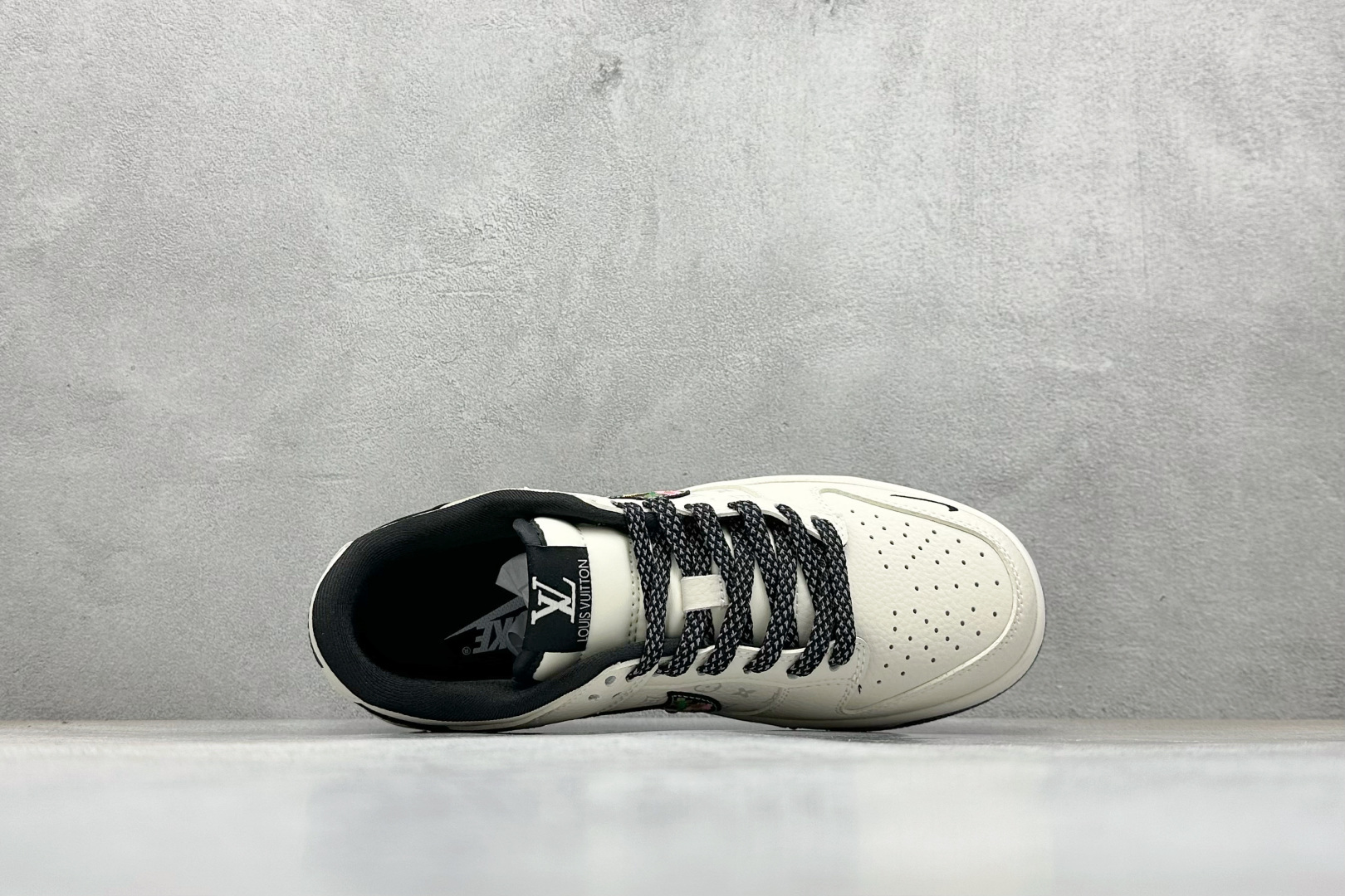 Nike SB Dunk Low 手工刺绣 米白黑LV印花 高端定制 低帮休闲板鞋 DS6608-017-莆田鞋,莆田鞋货源,高仿鞋,高仿鞋货源,安福档口,莆田高仿鞋,莆田鞋批发,高仿鞋批发,莆田高仿运动鞋,高仿运动鞋,莆田运动鞋 Nike SB Dunk Low 手工刺绣 米白黑LV印花 高端定制 低帮休闲板鞋 DS6608-017