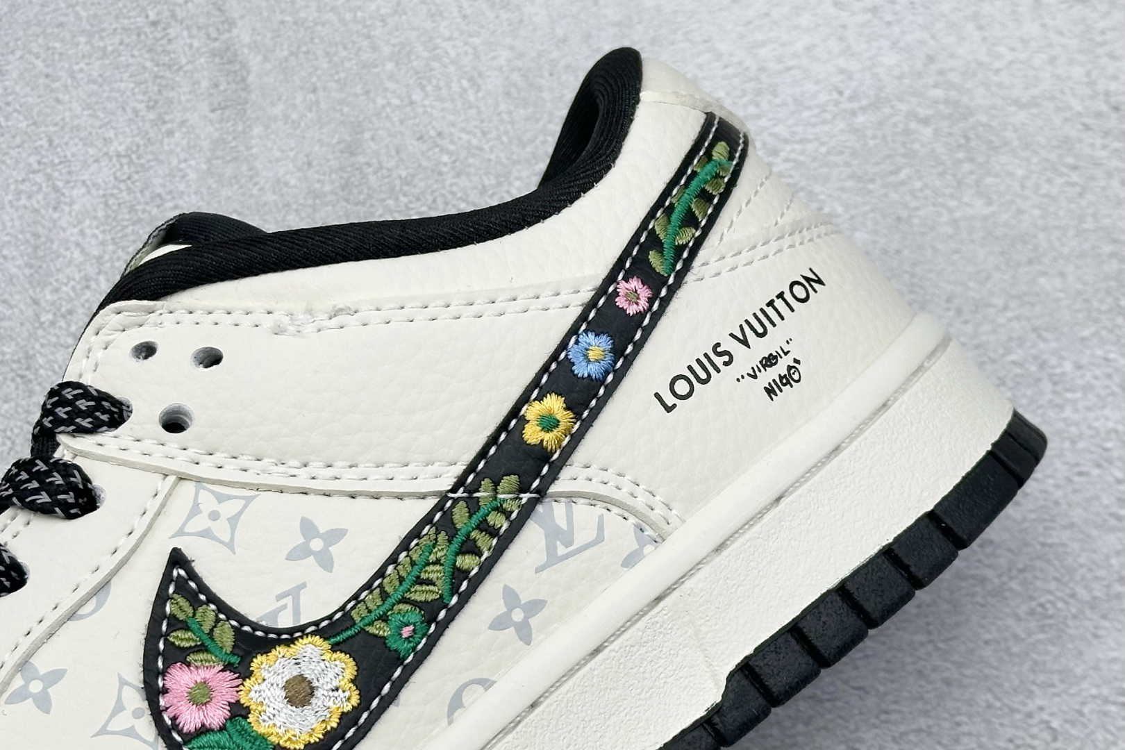 Nike SB Dunk Low 手工刺绣 米白黑LV印花 高端定制 低帮休闲板鞋 DS6608-017-莆田鞋,莆田鞋货源,高仿鞋,高仿鞋货源,安福档口,莆田高仿鞋,莆田鞋批发,高仿鞋批发,莆田高仿运动鞋,高仿运动鞋,莆田运动鞋 Nike SB Dunk Low 手工刺绣 米白黑LV印花 高端定制 低帮休闲板鞋 DS6608-017