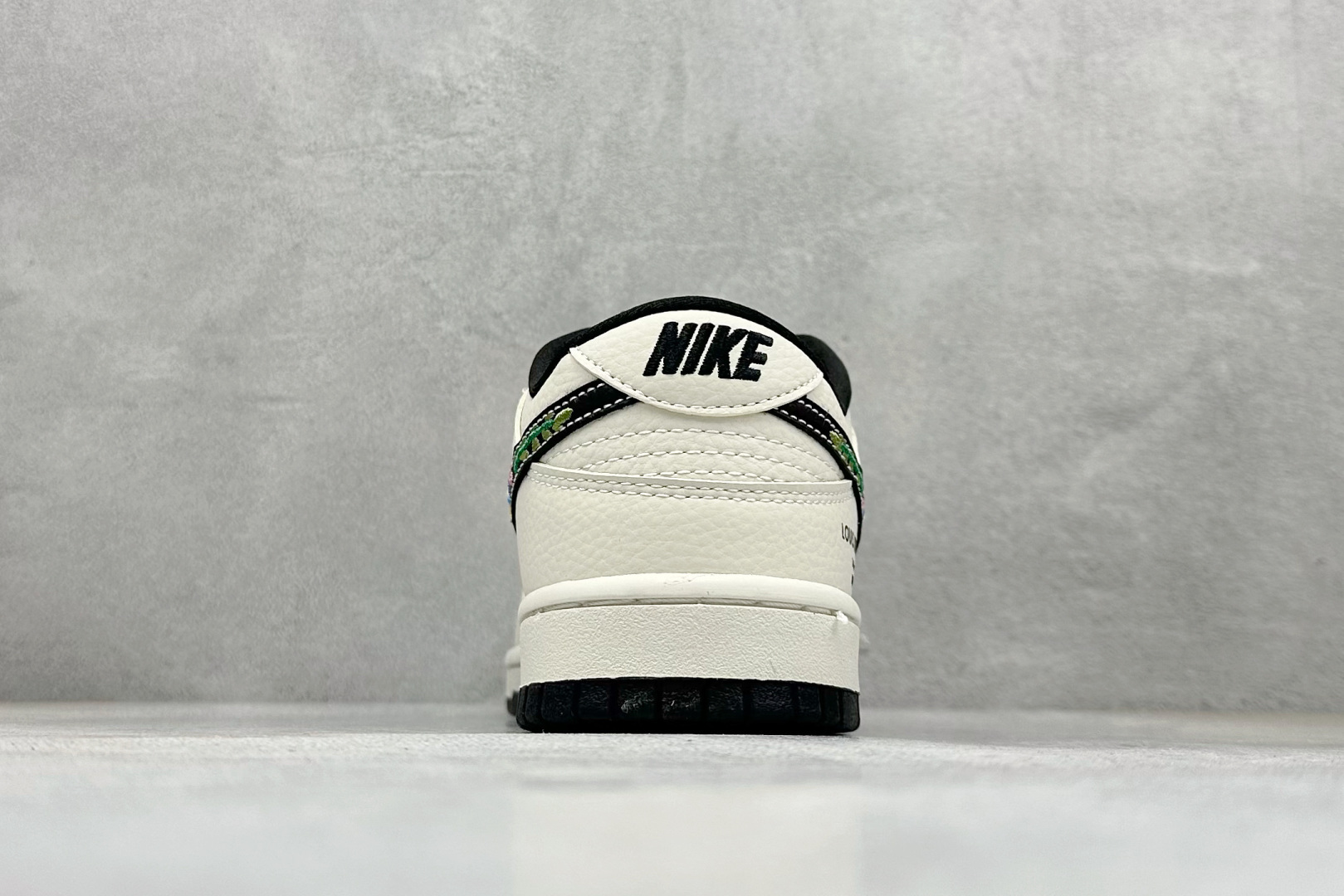 Nike SB Dunk Low 手工刺绣 米白黑LV印花 高端定制 低帮休闲板鞋 DS6608-017-莆田鞋,莆田鞋货源,高仿鞋,高仿鞋货源,安福档口,莆田高仿鞋,莆田鞋批发,高仿鞋批发,莆田高仿运动鞋,高仿运动鞋,莆田运动鞋 Nike SB Dunk Low 手工刺绣 米白黑LV印花 高端定制 低帮休闲板鞋 DS6608-017