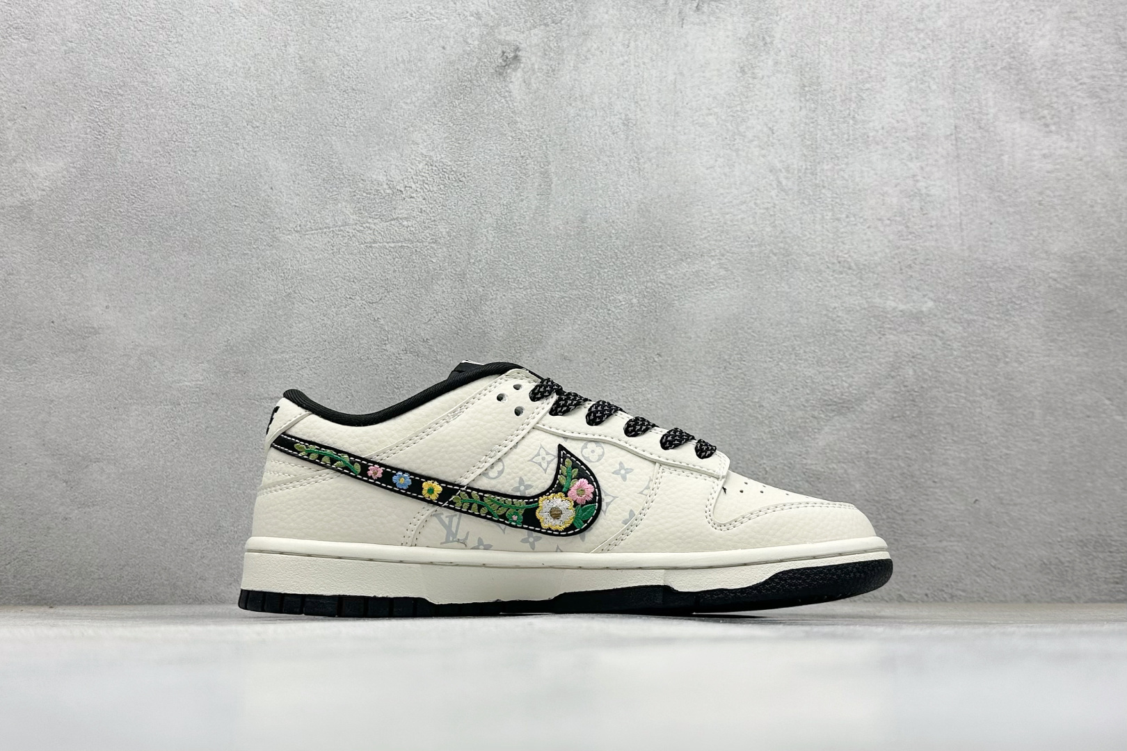 Nike SB Dunk Low 手工刺绣 米白黑LV印花 高端定制 低帮休闲板鞋 DS6608-017-莆田鞋,莆田鞋货源,高仿鞋,高仿鞋货源,安福档口,莆田高仿鞋,莆田鞋批发,高仿鞋批发,莆田高仿运动鞋,高仿运动鞋,莆田运动鞋 Nike SB Dunk Low 手工刺绣 米白黑LV印花 高端定制 低帮休闲板鞋 DS6608-017